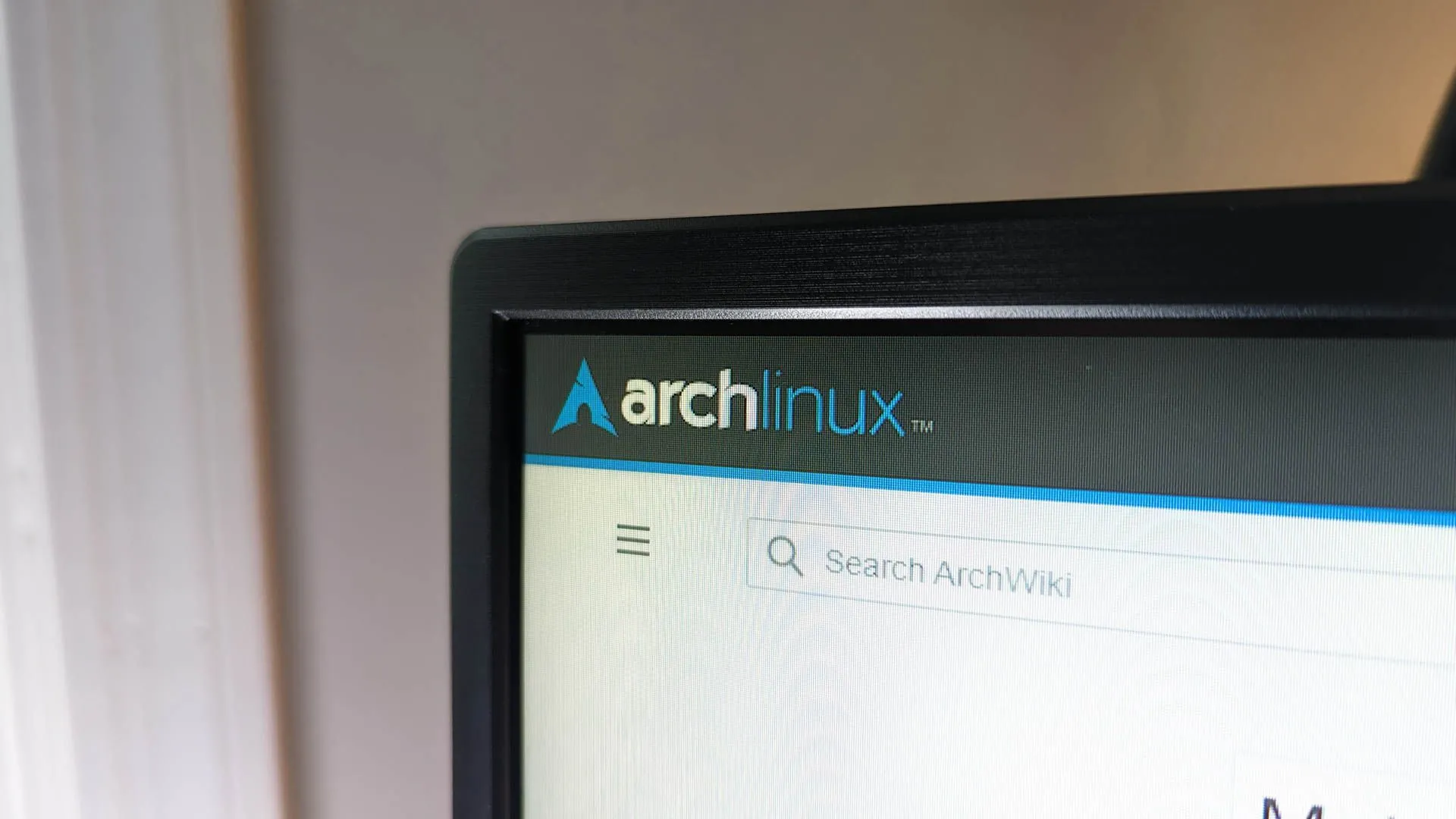 Logo Arch Linux trên trang web ArchWiki, một bản phân phối Linux phổ biến.