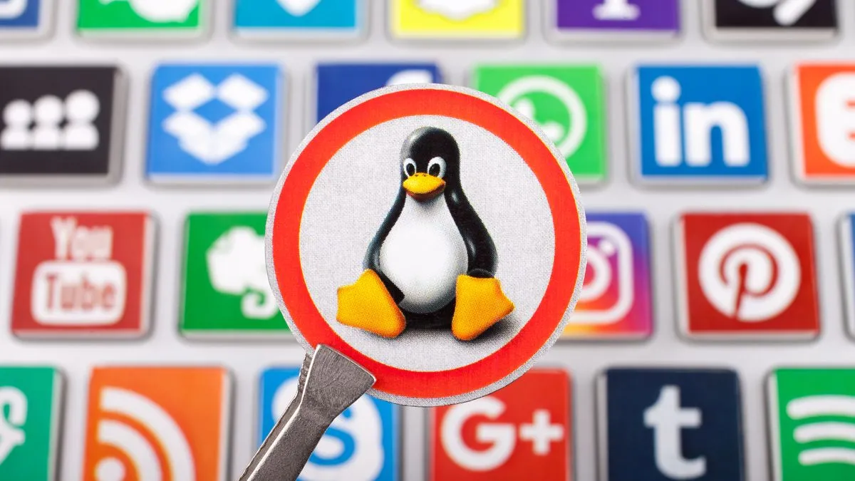 Logo Linux cùng các logo công ty công nghệ lớn minh họa tầm quan trọng của phần mềm mã nguồn mở