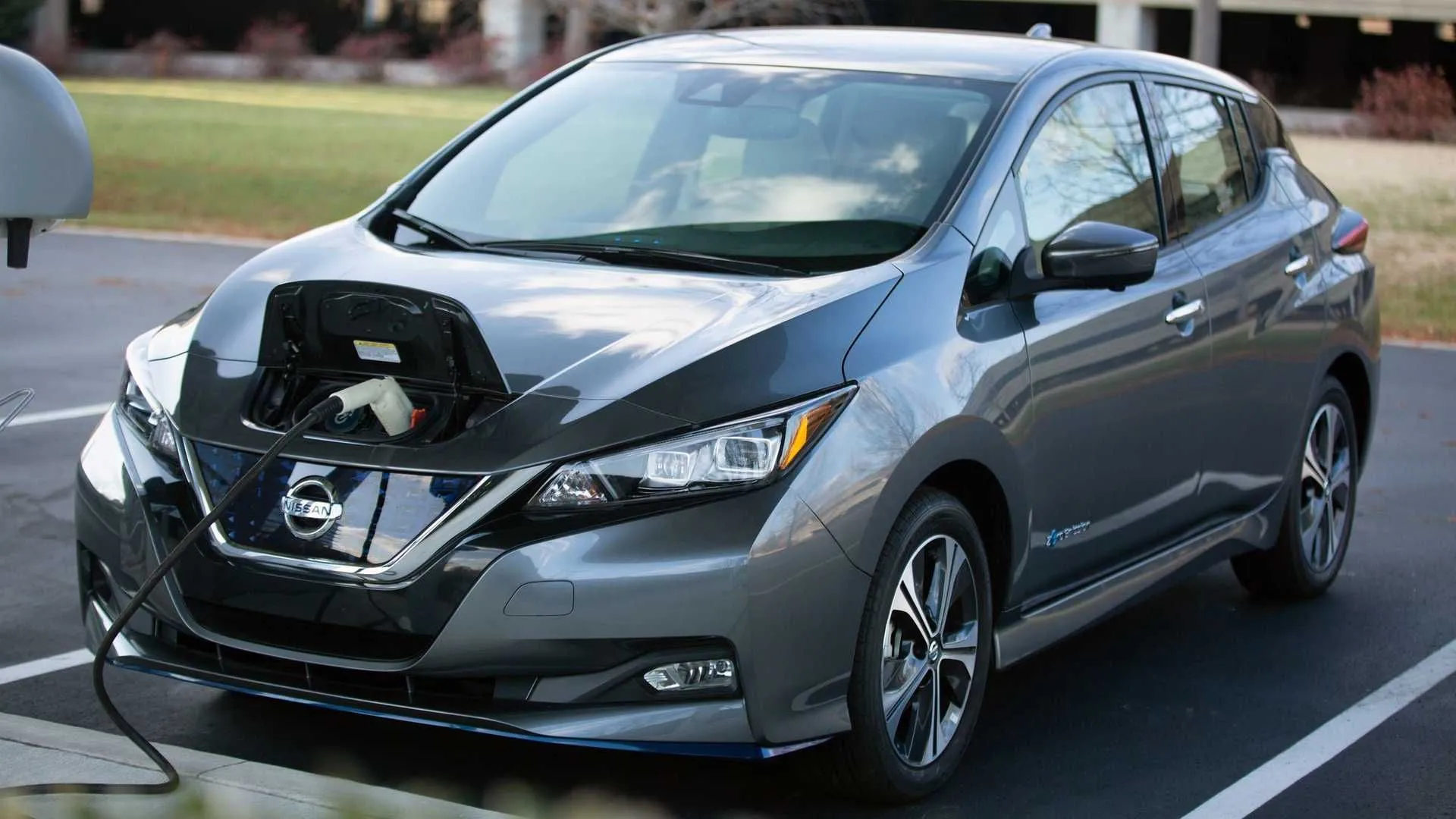 Logo Nissan và Honda đặt cạnh nhau