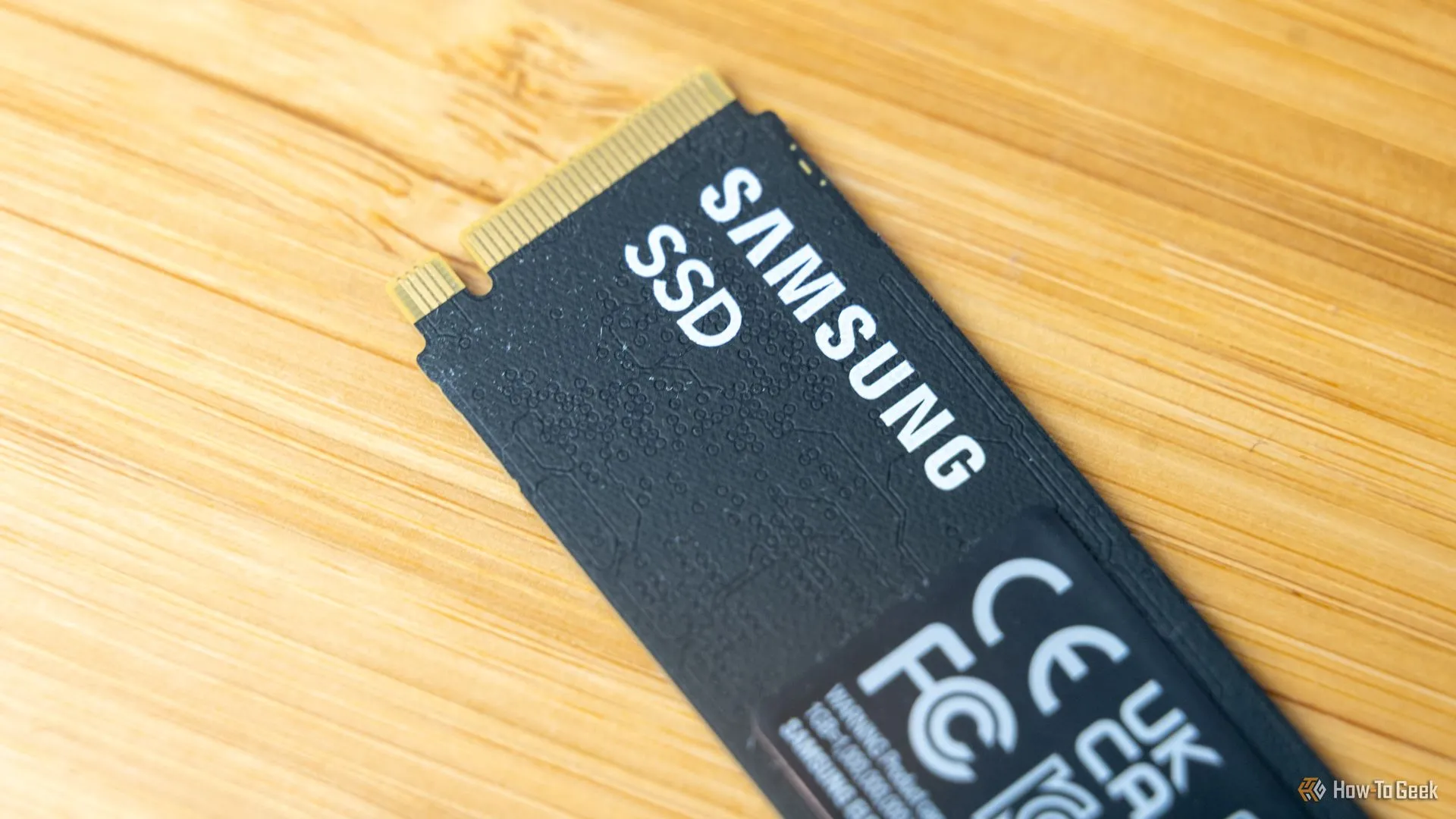 Logo Samsung trên mặt sau của SSD NVMe 9100 PRO