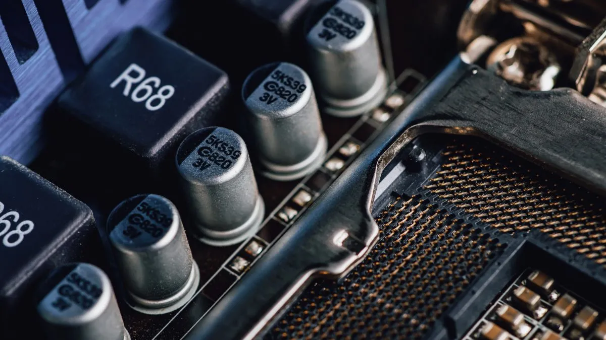 Mạch cấp nguồn VRM cho CPU trên bo mạch chủ, minh họa tầm quan trọng của VRM trong việc cung cấp điện ổn định