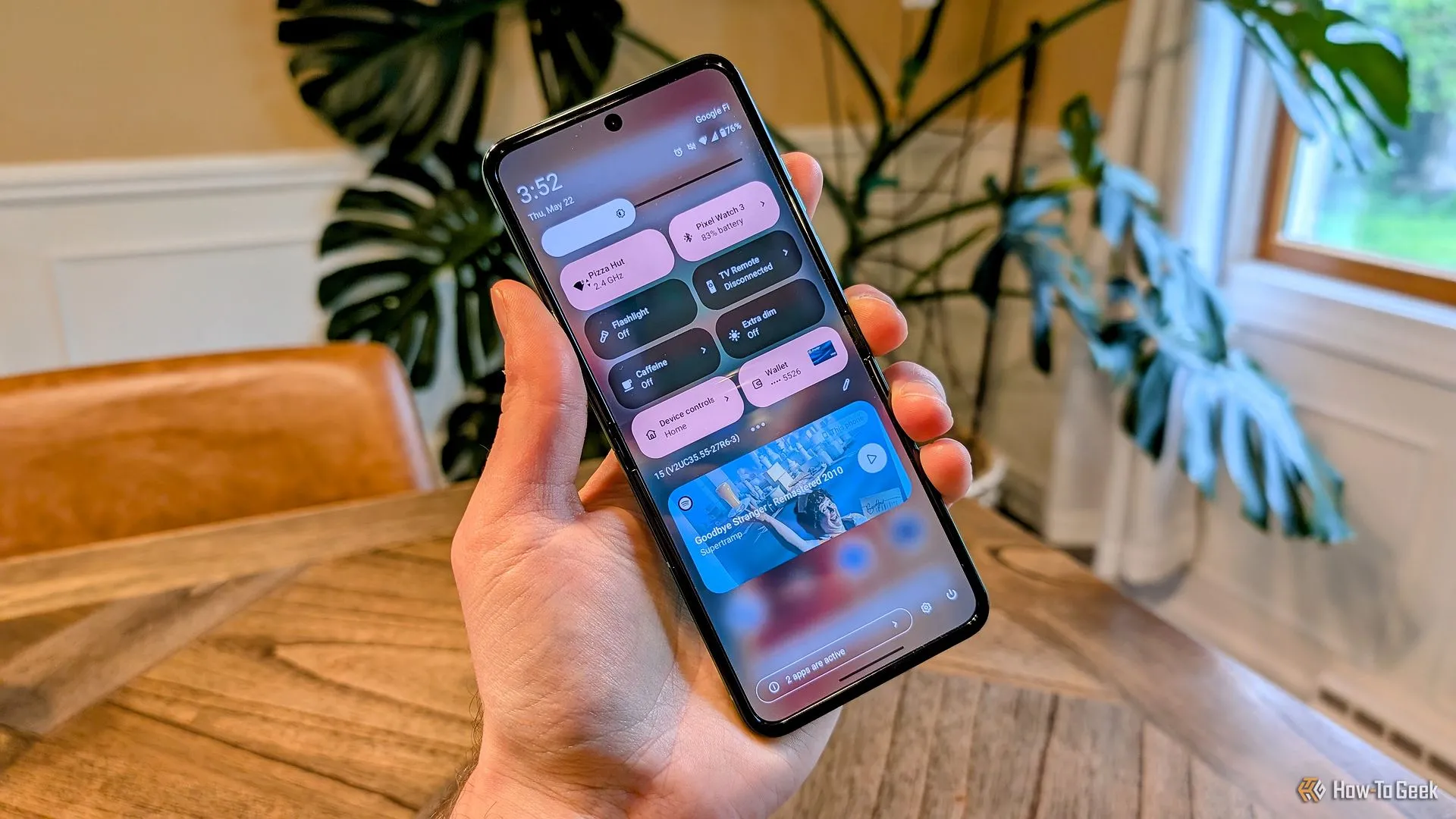 Màn hình cài đặt nhanh của Moto Razr 2025 hiển thị thông tin pin và kết nối