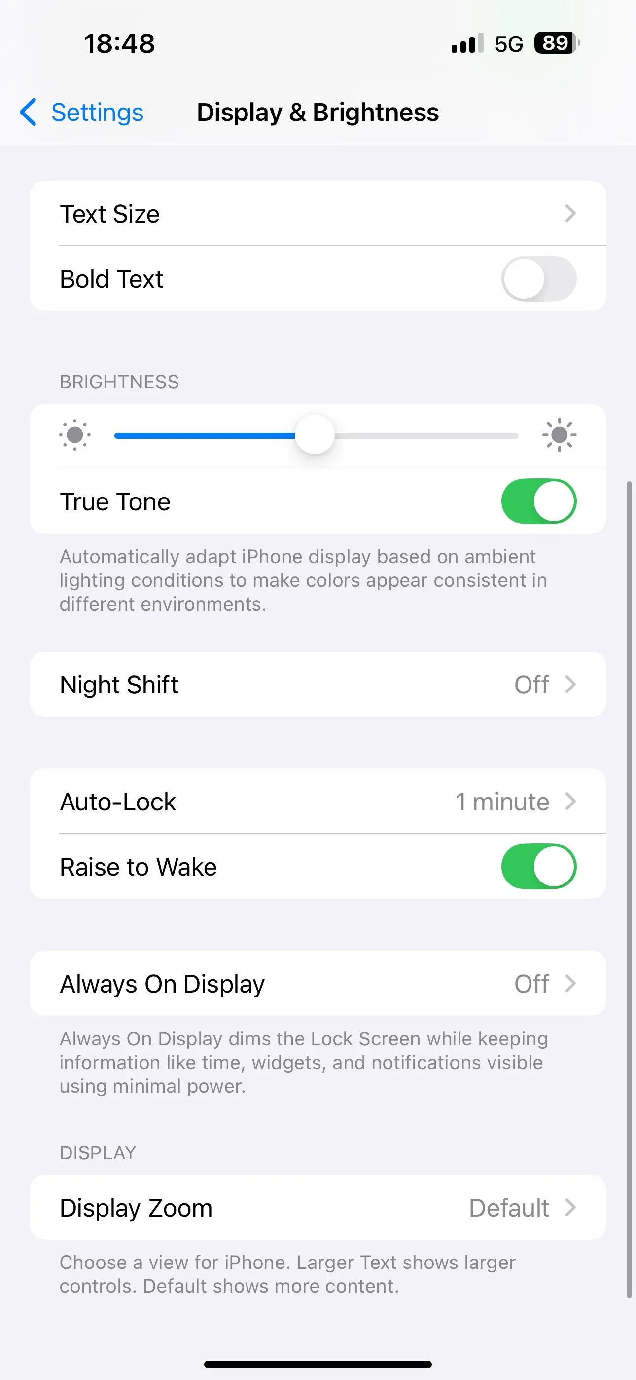 Màn hình cài đặt Night Shift trong mục Màn hình &amp; Độ sáng của iPhone, cho phép bật thủ công.