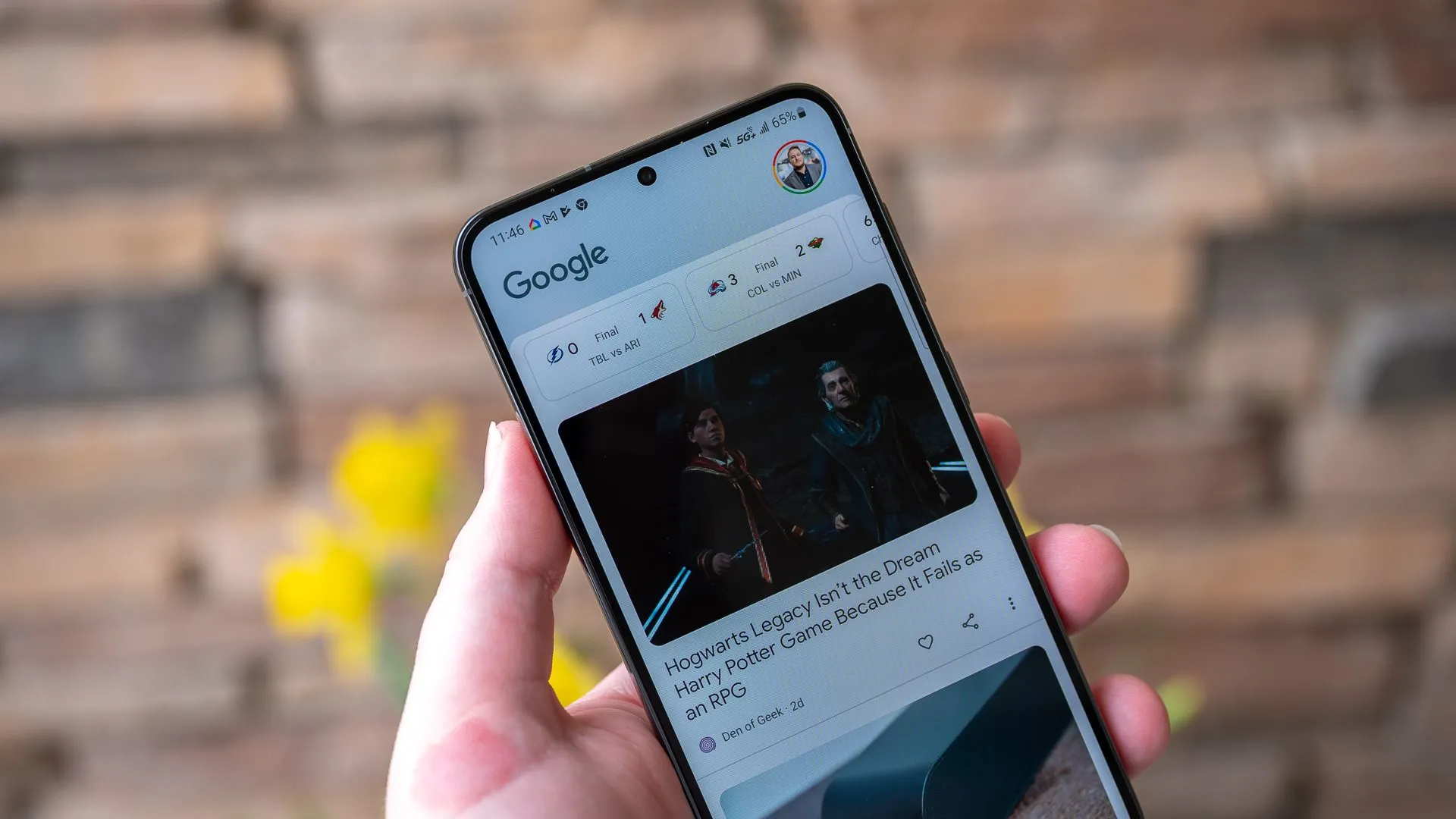Màn hình Google Discover hiển thị tin tức công nghệ về Samsung Galaxy S23+, minh họa sự phức tạp của tin tức trong ngày Cá tháng Tư