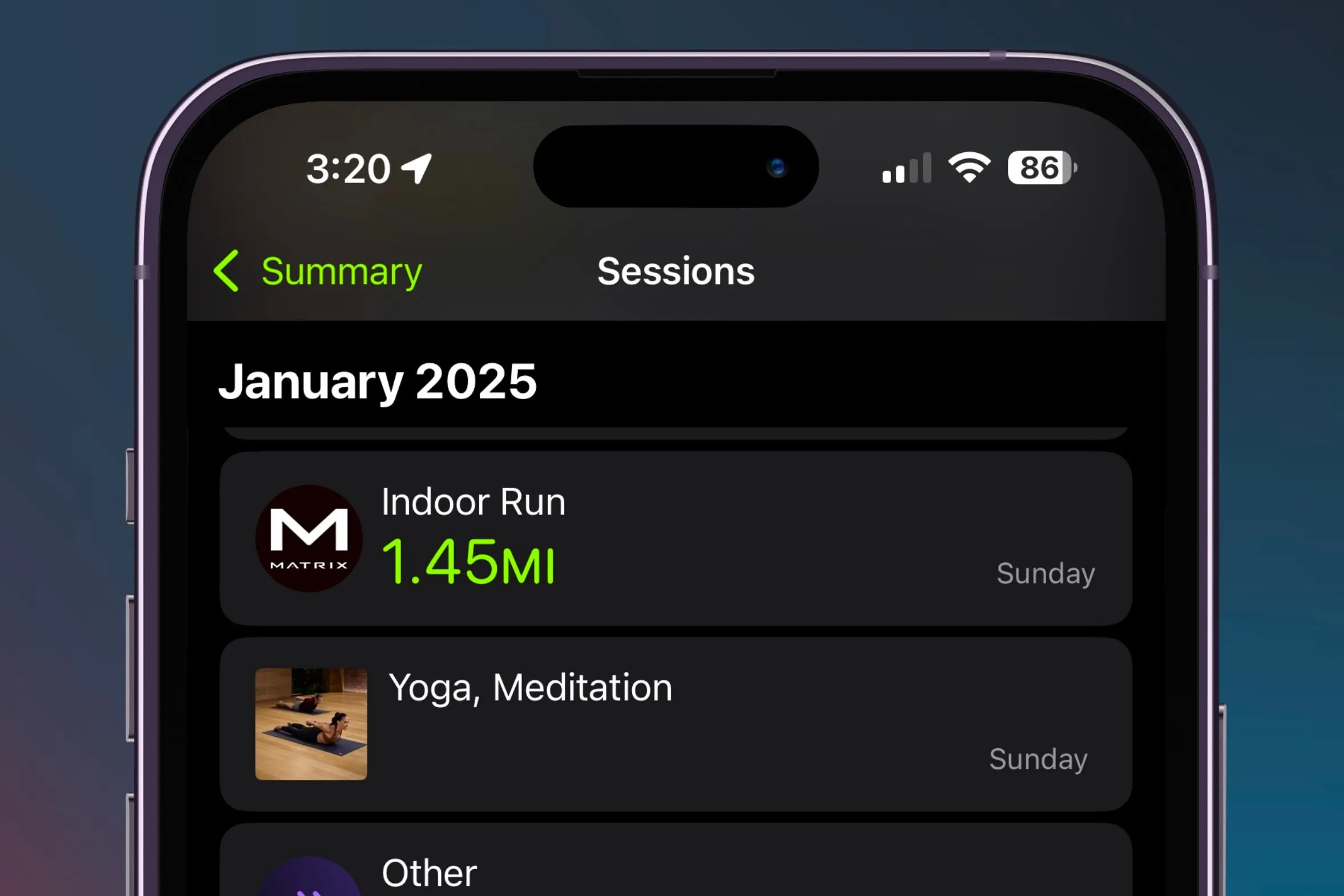 Màn hình iPhone hiển thị bản tóm tắt bài tập được ghi lại từ Apple Watch và thiết bị gym tương thích