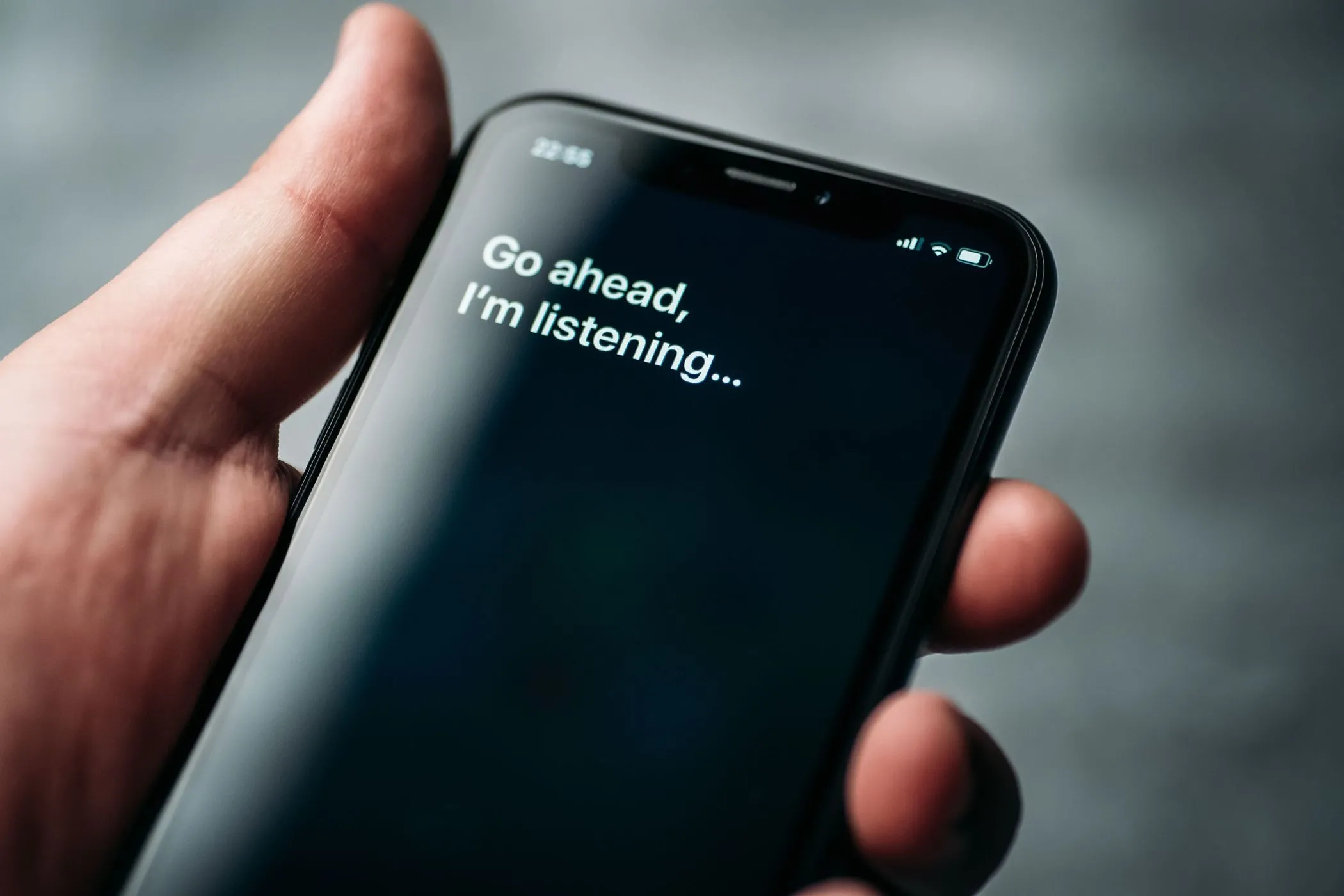 Màn hình iPhone hiển thị Siri sẵn sàng lắng nghe, minh họa sự tương tác của trợ lý ảo Siri trong hệ sinh thái Apple Intelligence.