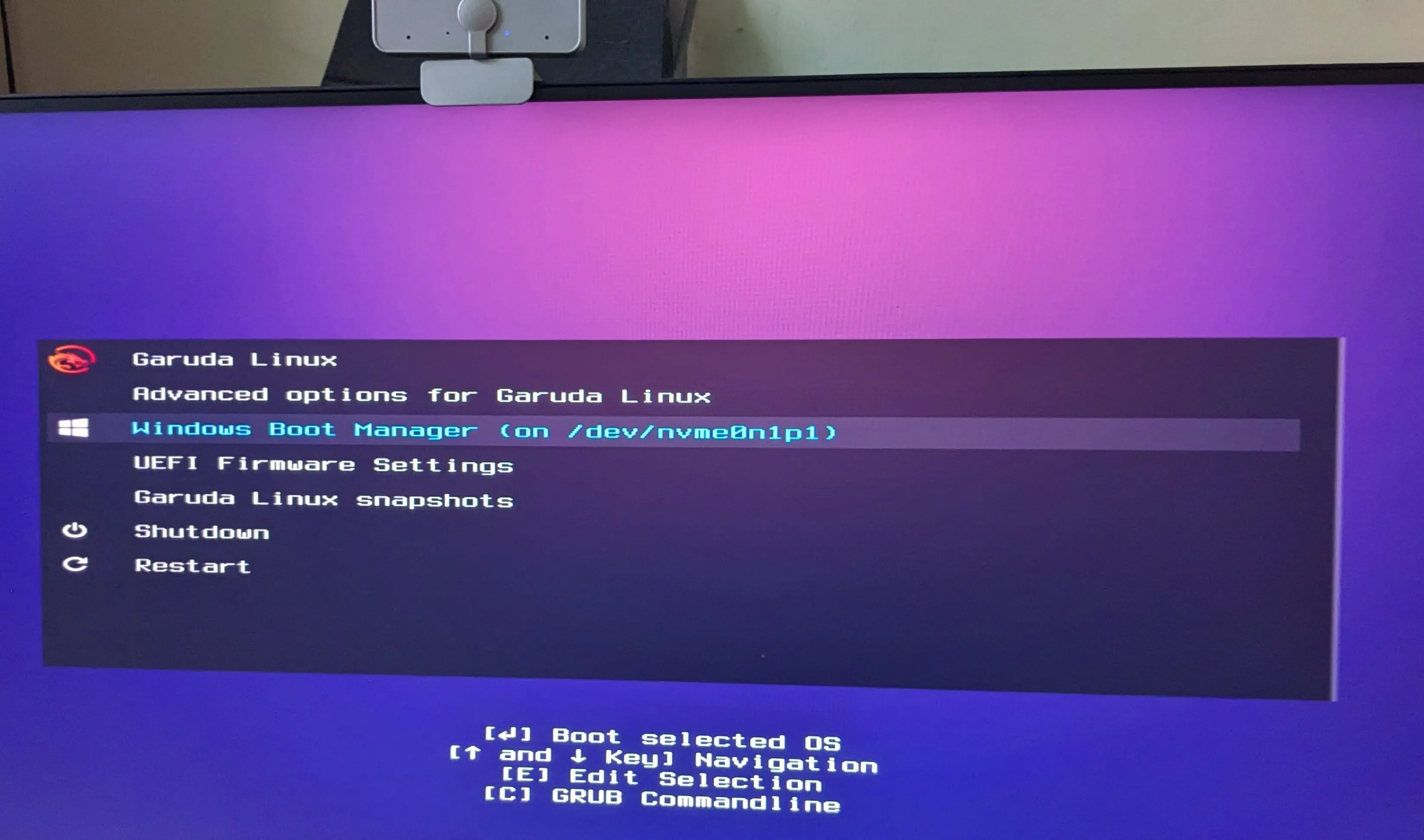 Màn hình khởi động Dual-boot giữa Garuda Linux và Windows, một giải pháp thay thế cho máy ảo.