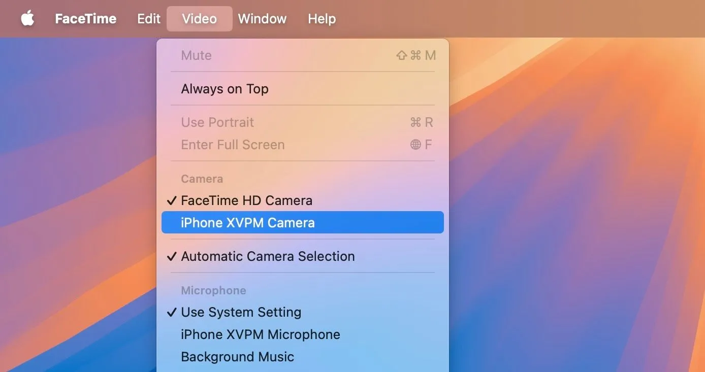 Màn hình Mac hiển thị FaceTime đang chọn iPhone làm nguồn camera, thể hiện tính năng Continuity Camera webcam.