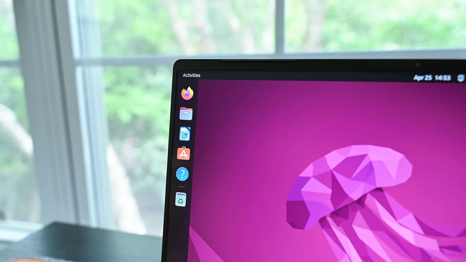 Màn hình máy tính hiển thị giao diện Ubuntu 20.04 LTS