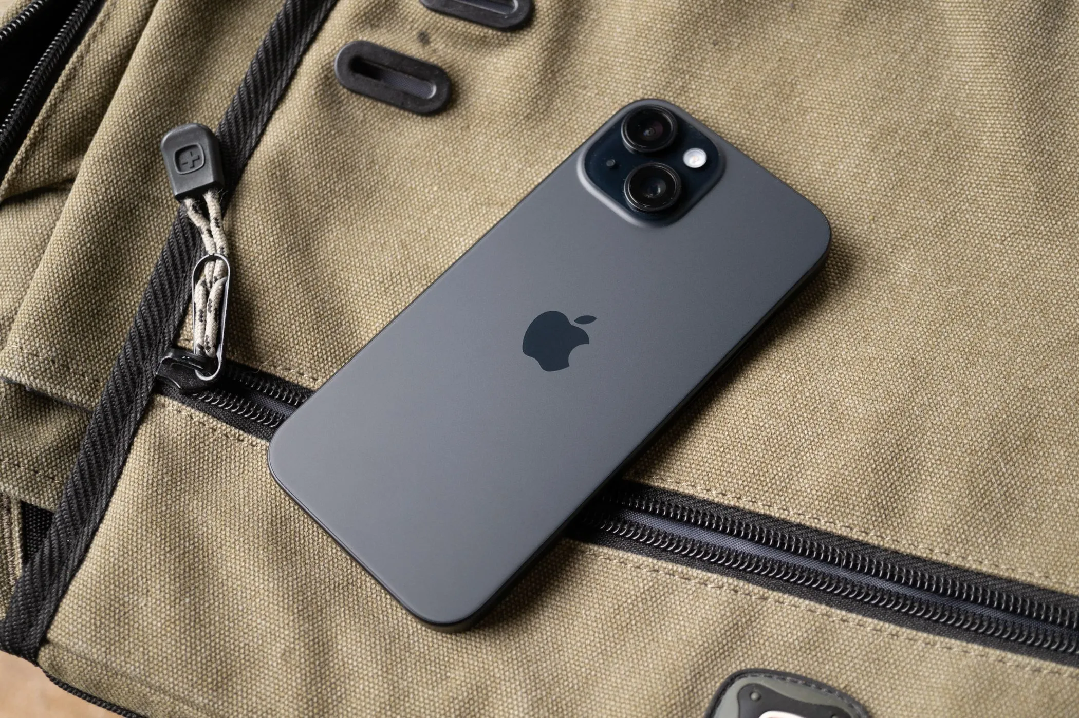 Mặt lưng iPhone 15 màu xanh với cụm camera kép Dynamic Island