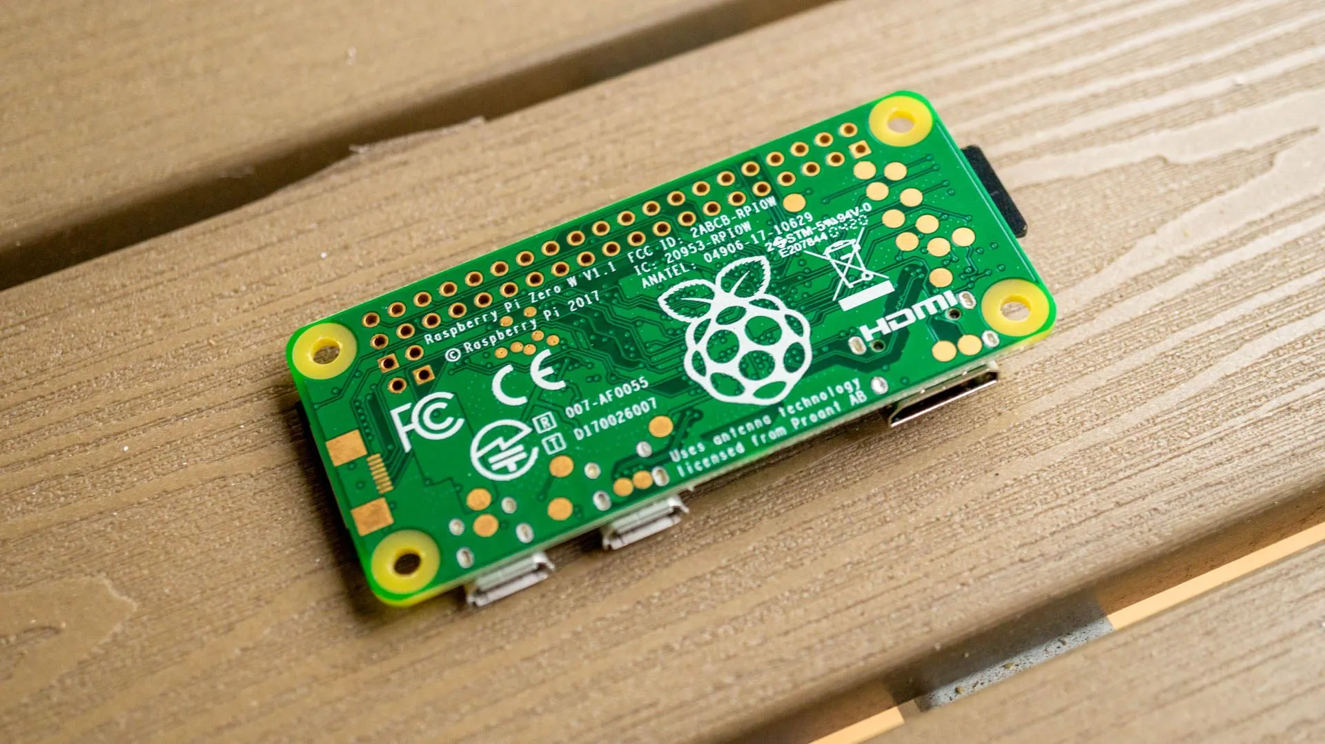 Mặt sau của bo mạch Raspberry Pi Zero 2 W, cho thấy thiết kế siêu nhỏ gọn và các cổng kết nối cơ bản.