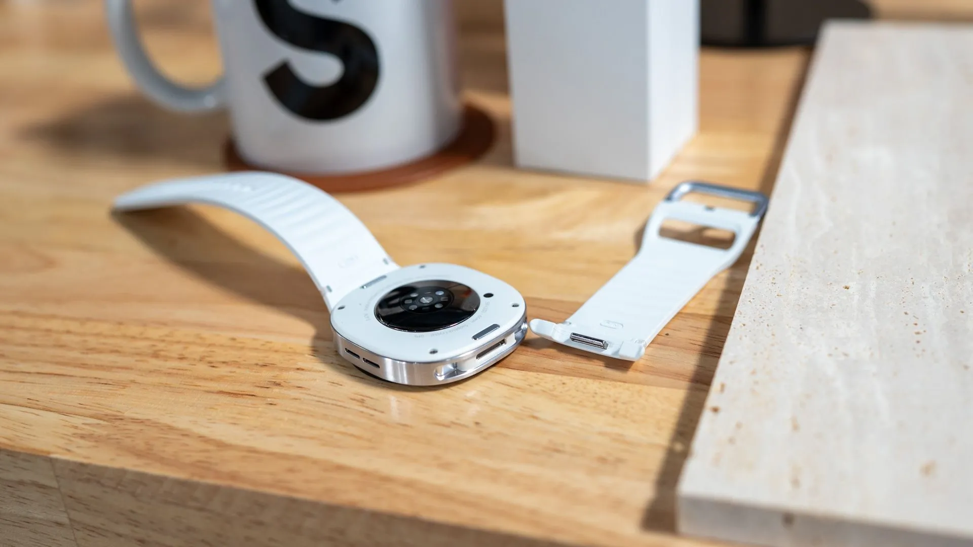 Mặt sau đồng hồ Samsung Galaxy Watch 8 Classic với cơ chế tháo dây.