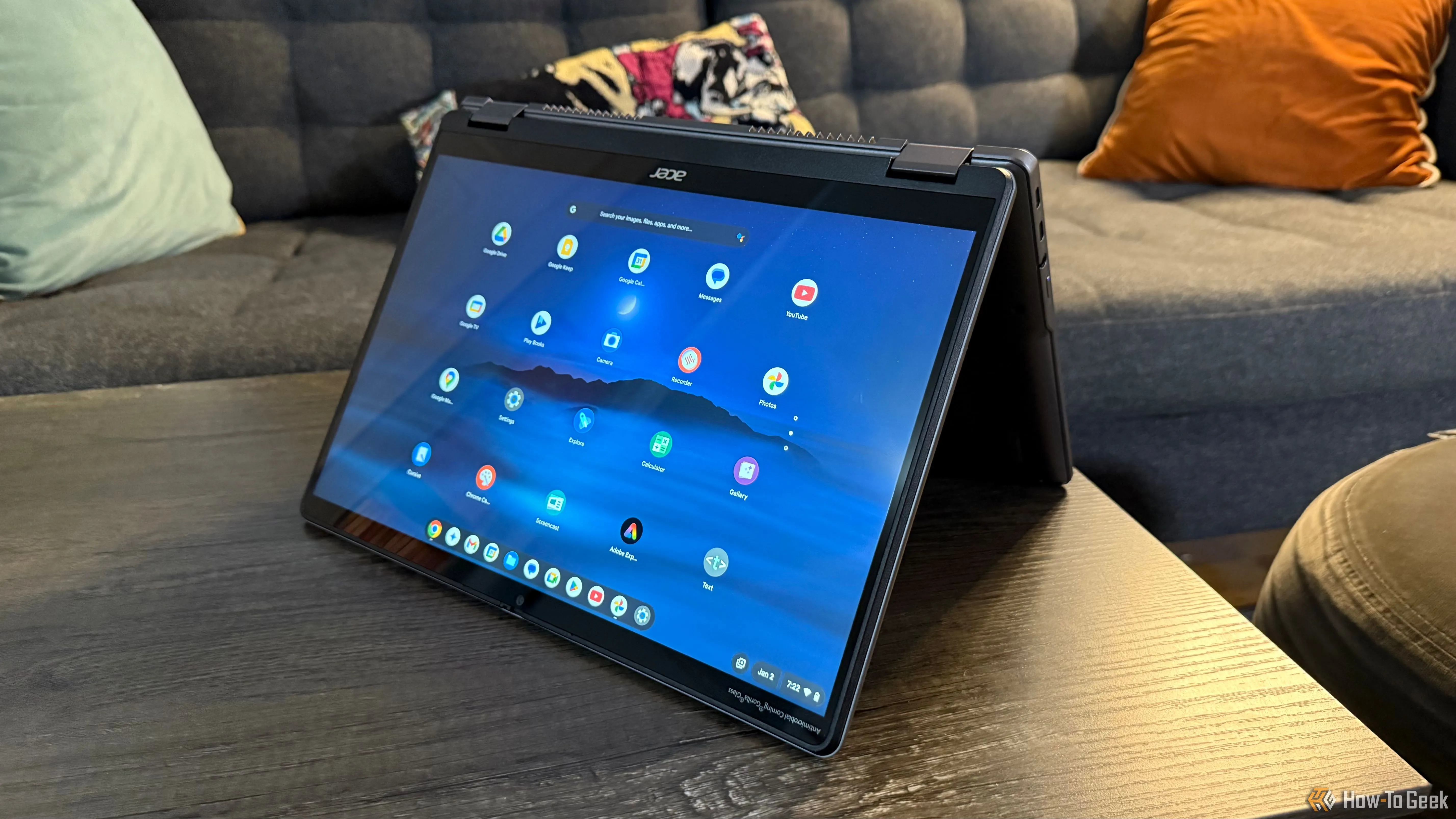 Mẫu Acer Chromebook Plus Spin 514 ở chế độ lều trên bàn, minh họa một trong những lựa chọn thay thế tiềm năng cho máy tính Windows.