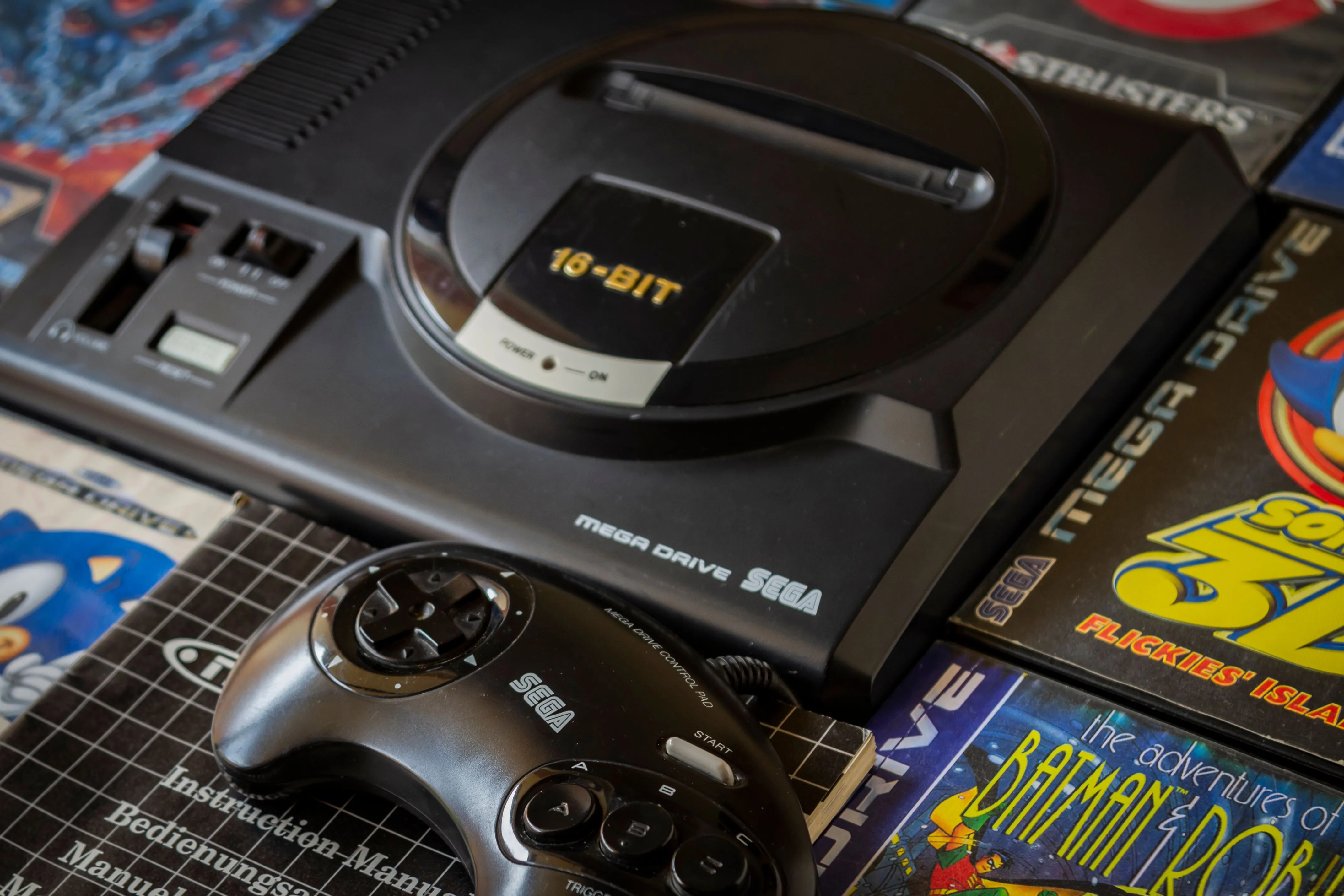 Máy chơi game Sega Genesis cùng băng game và tay cầm minh họa cho các console retro