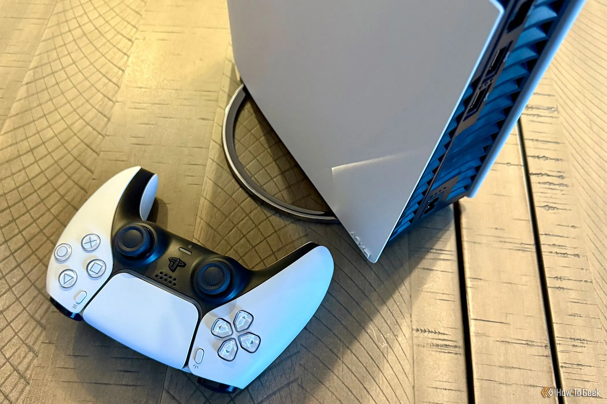Máy chơi game Sony PlayStation 5 Pro và tay cầm DualSense
