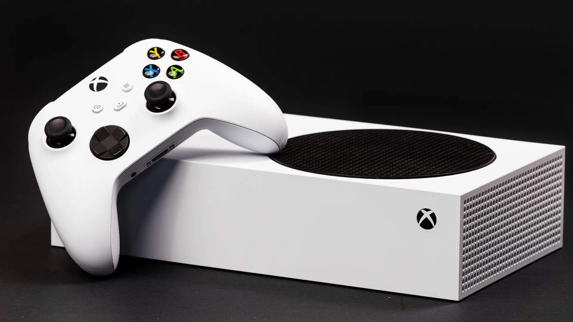 Máy chơi game Xbox Series S màu trắng và tay cầm Xbox, biểu tượng của console không ổ đĩa