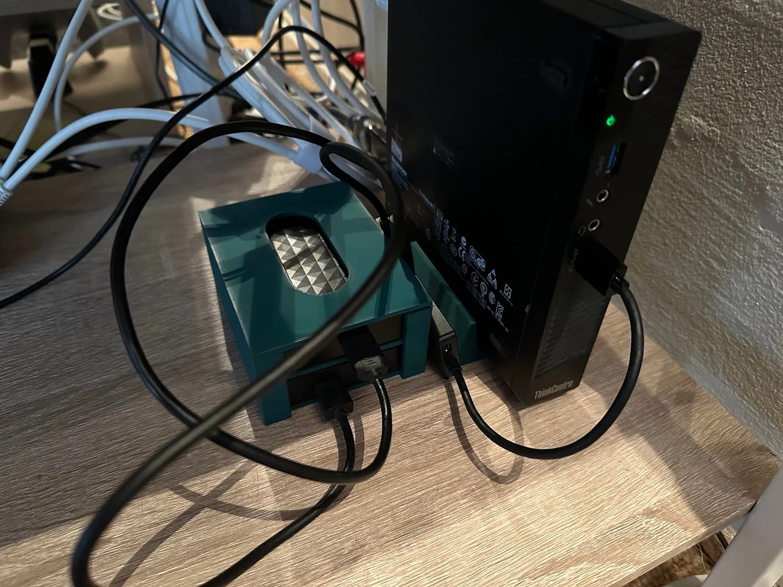 Máy chủ Plex mini-PC với giá đỡ máy in 3D và khay HDD