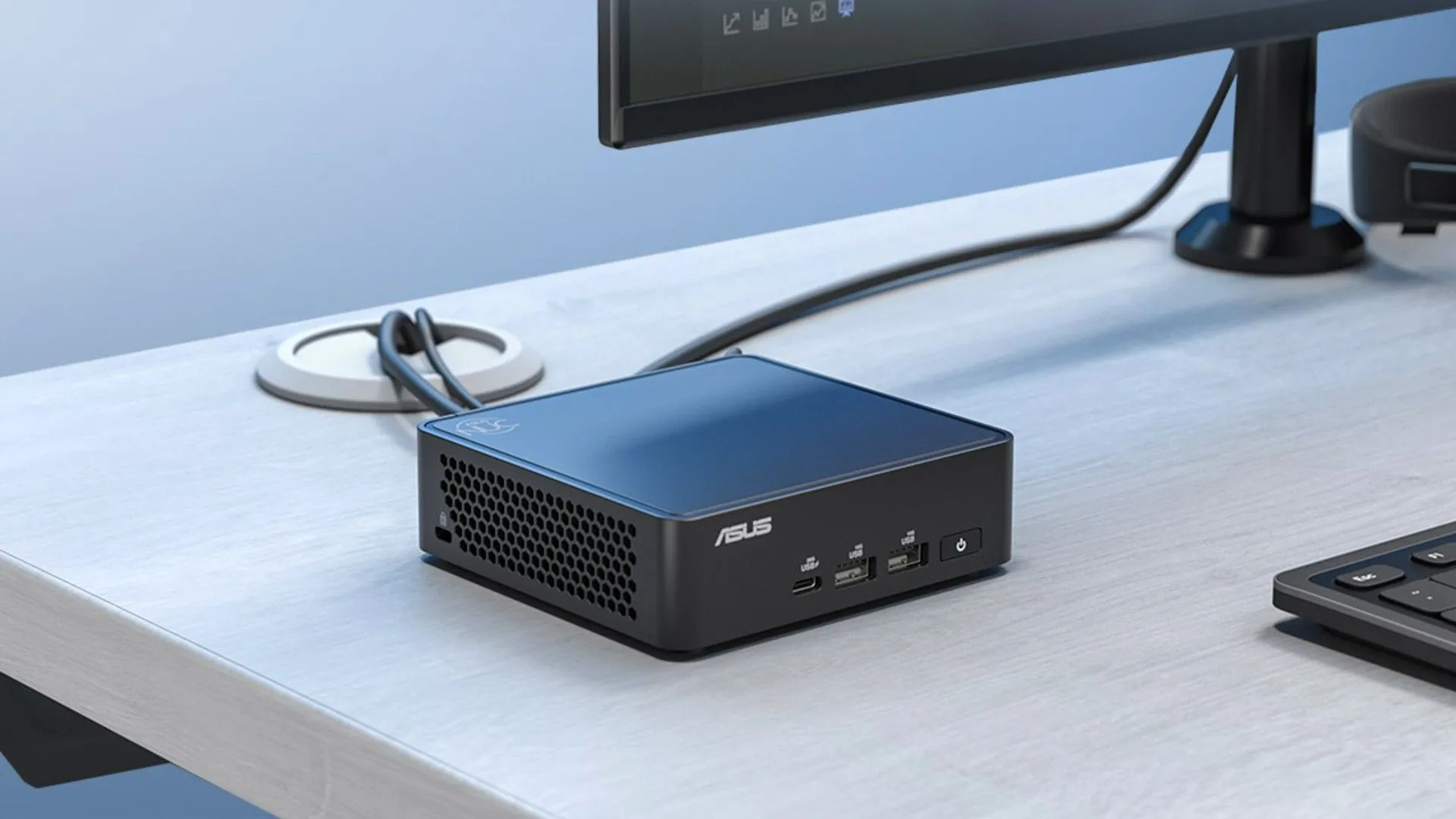 Máy tính mini ASUS NUC 15 Pro được kết nối với màn hình