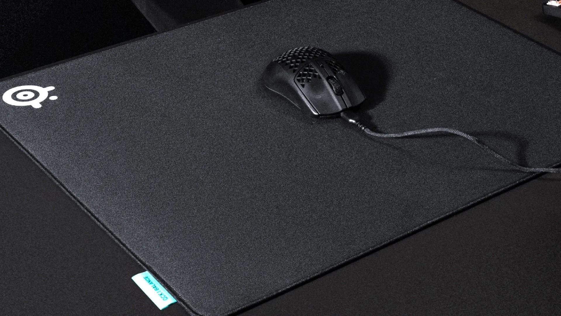 Miếng lót chuột SteelSeries QcK Performance màu đen với chuột gaming nằm trên bề mặt