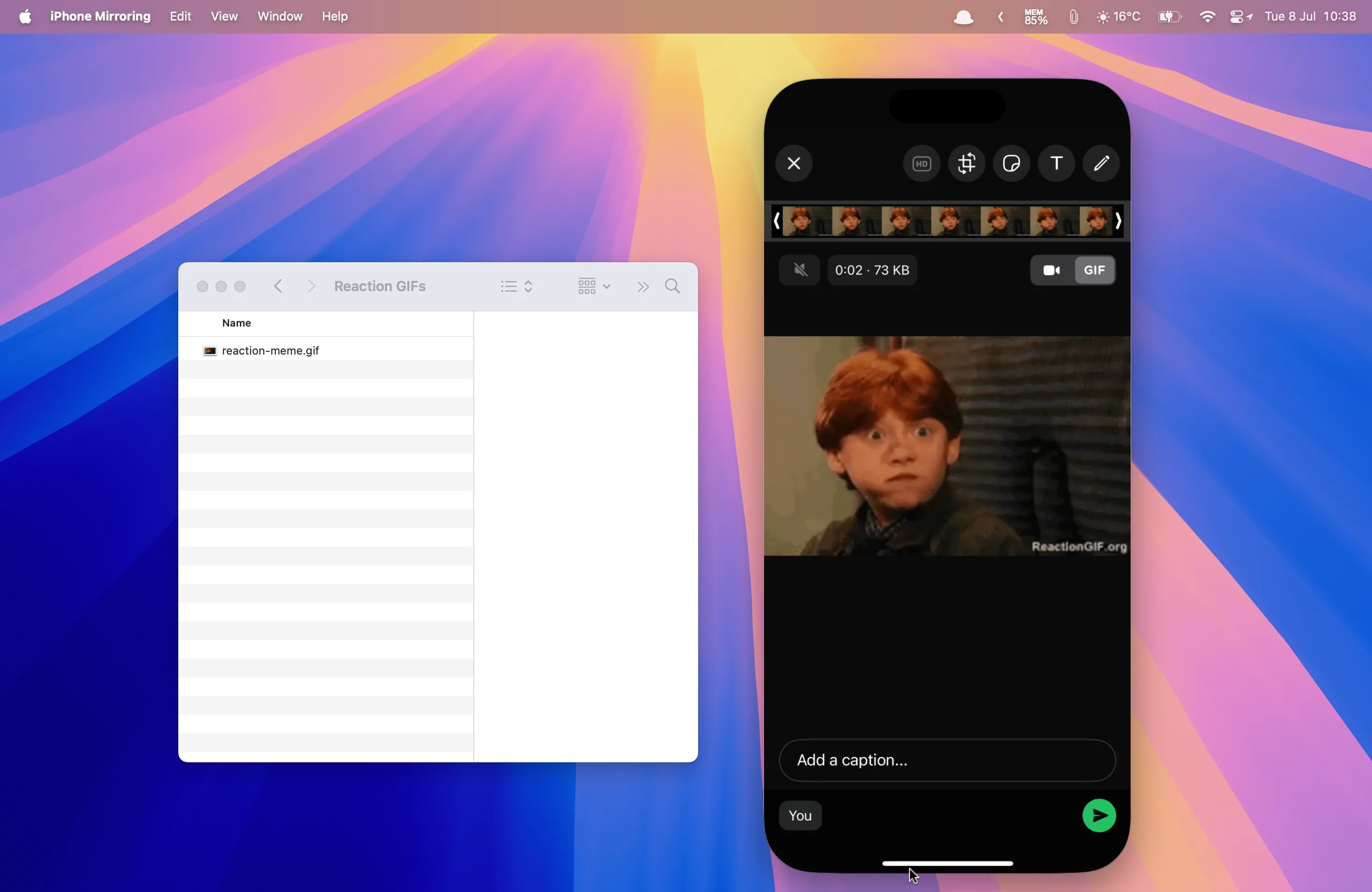 Một ảnh GIF biểu cảm được kéo thả từ thư mục máy Mac vào ứng dụng WhatsApp di động đang chạy trong iPhone Mirroring trên Mac.