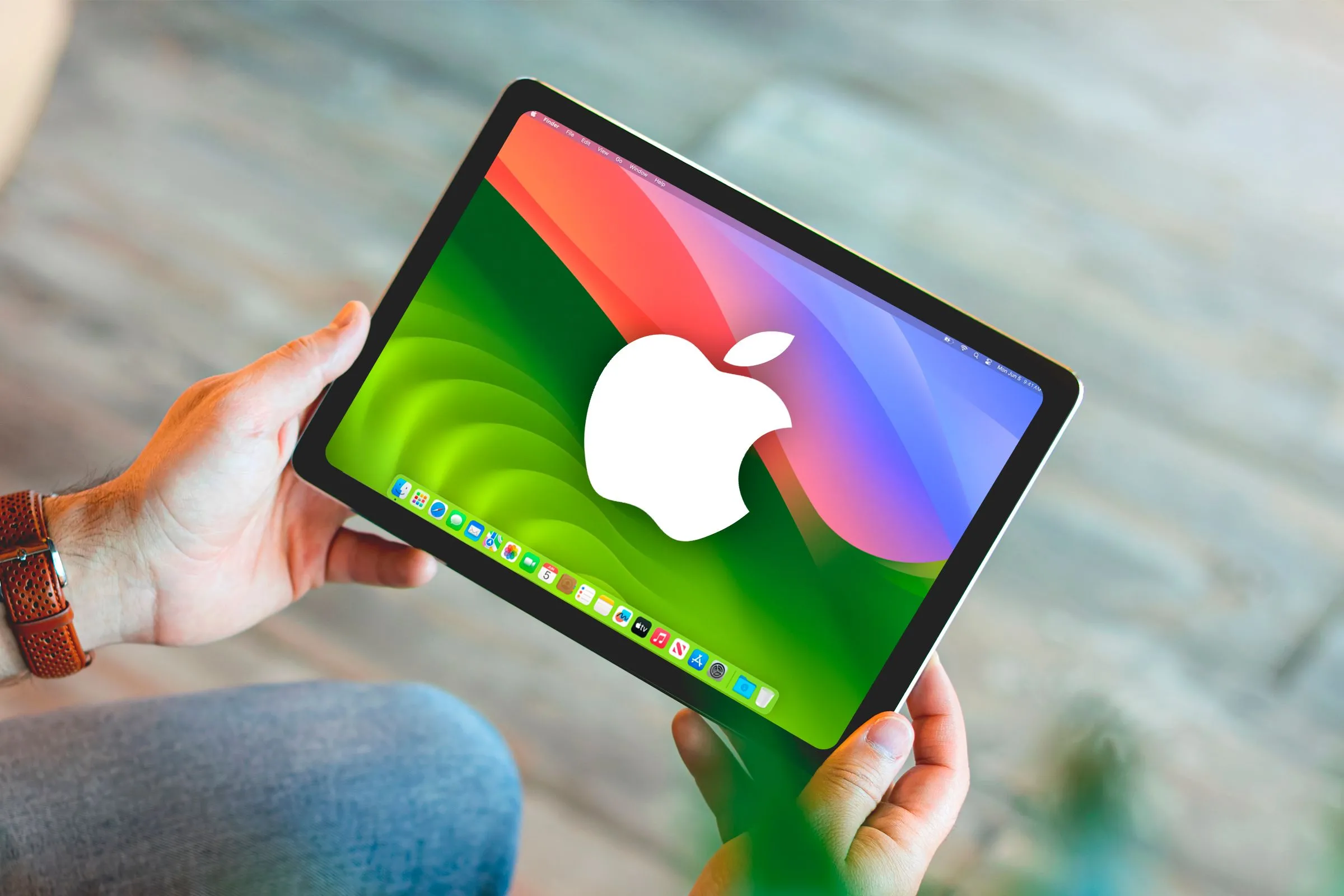 Một bàn tay cầm iPad hiển thị logo Apple trên màn hình, tượng trưng cho bản chất cốt lõi của iPad mặc dù được nâng cấp mạnh mẽ.