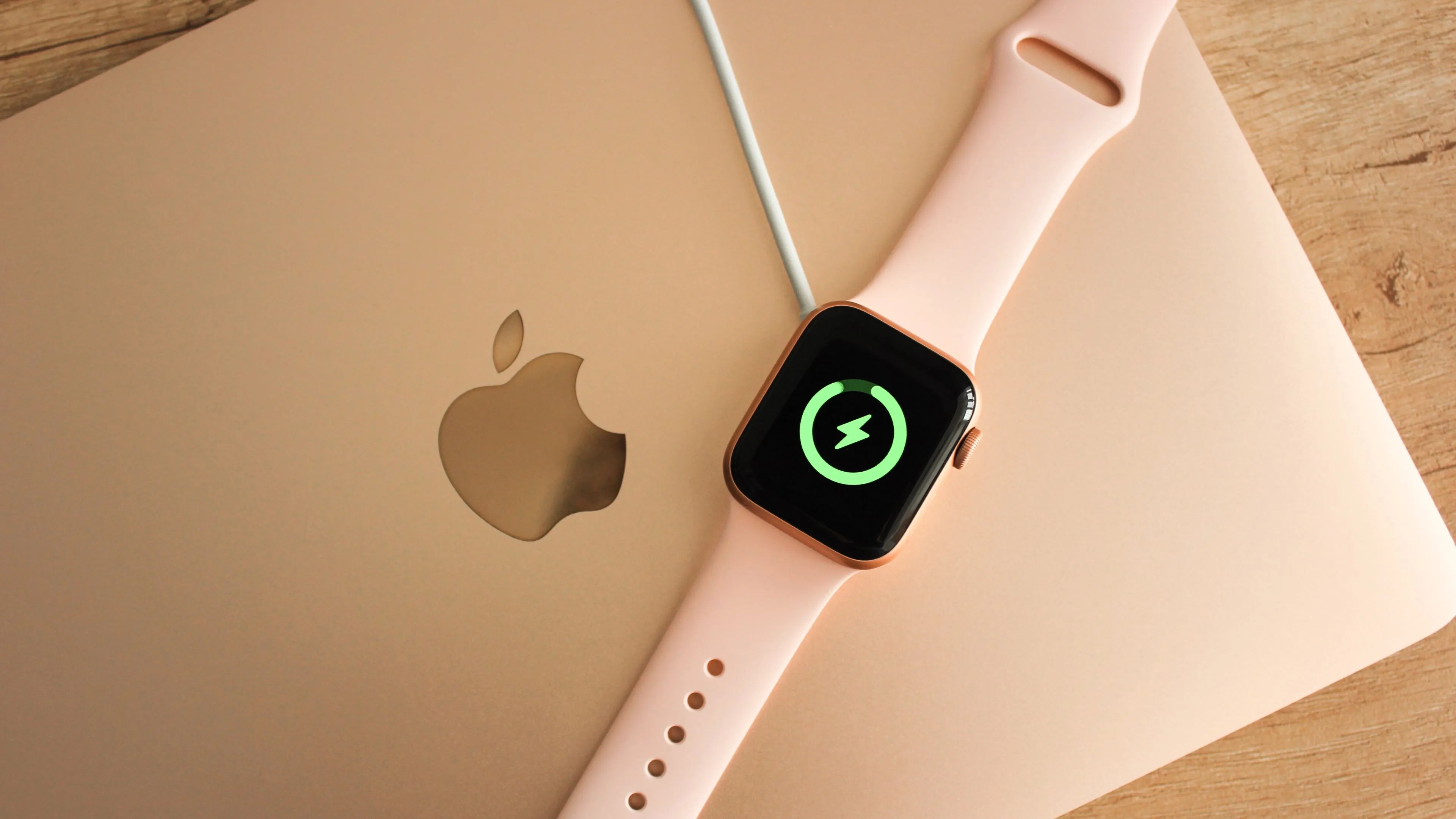 Một chiếc Apple Watch đang đeo gần MacBook Air, minh họa tính năng tự động mở khóa Mac bằng Apple Watch.