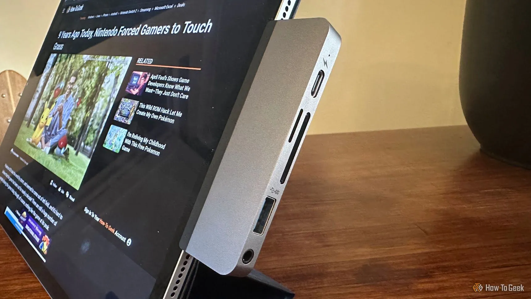 Một chiếc iPad được gắn hub HyperDrive USB-C, mở rộng khả năng kết nối thiết bị ngoại vi.
