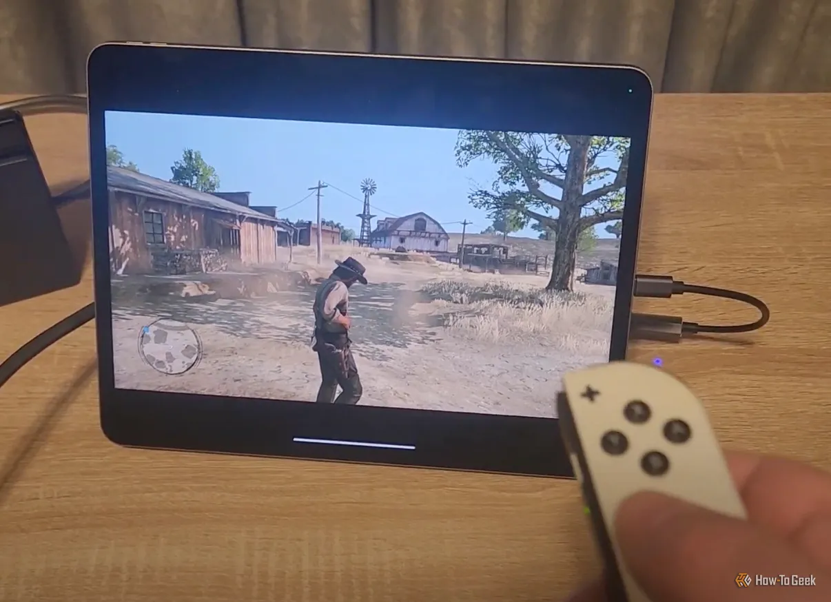 Một chiếc iPad hoạt động như màn hình USB cho máy chơi game Nintendo Switch, minh họa tính năng UVC.
