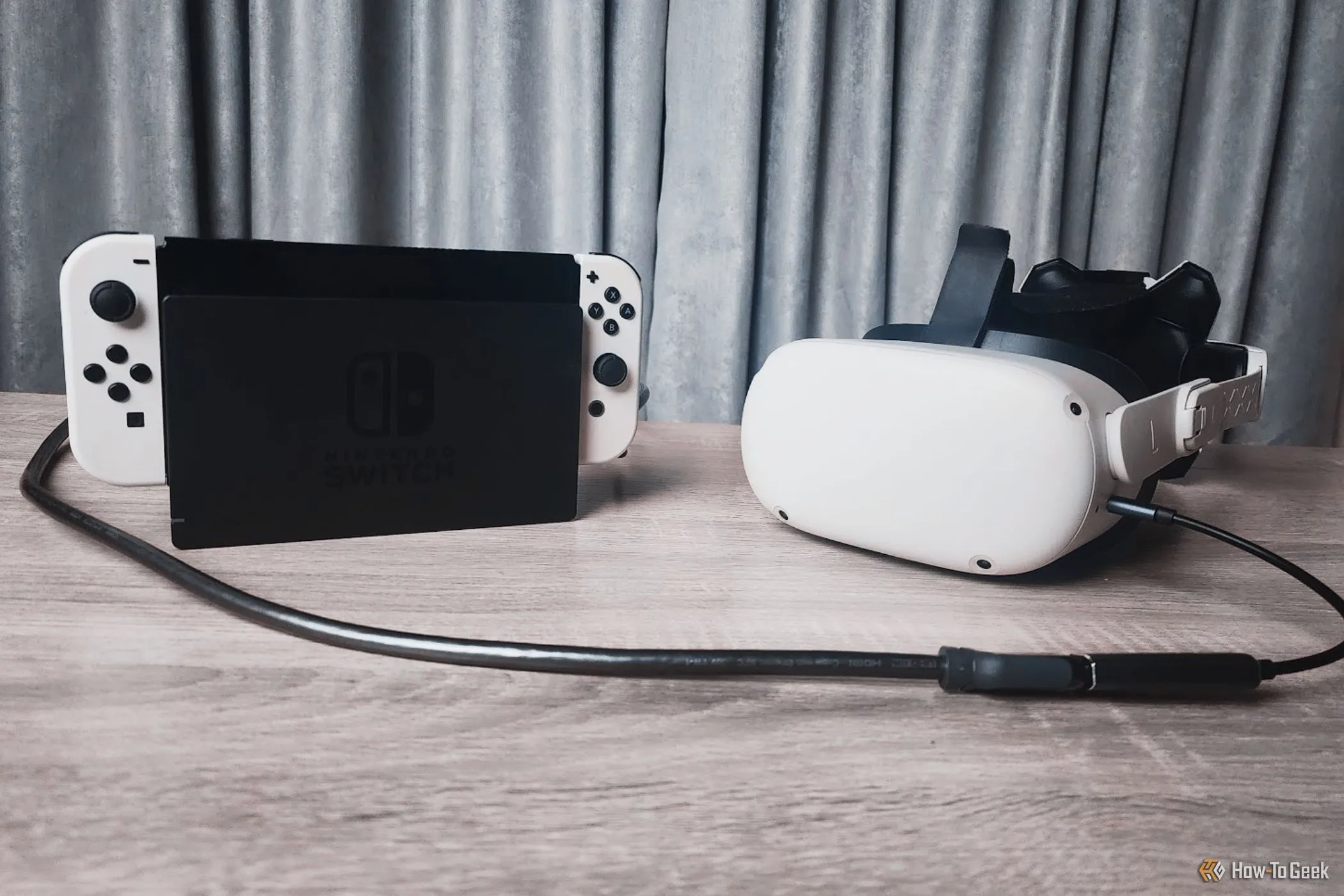 Một chiếc Nintendo Switch OLED được kết nối với kính thực tế ảo Meta Quest 2, minh họa sự đa dạng của các nền tảng game có thể gặp vấn đề shovelware.