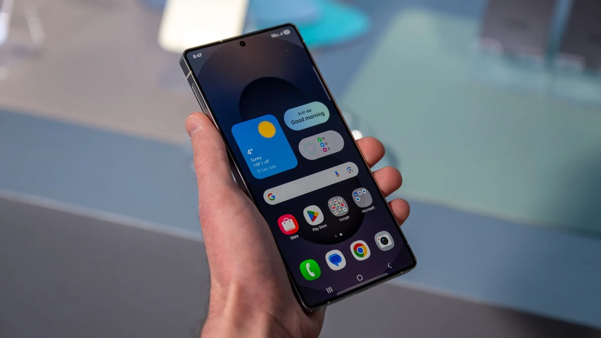 Một người đang cầm điện thoại Samsung Galaxy S25 Ultra, thể hiện thiết kế và trải nghiệm sử dụng mới.