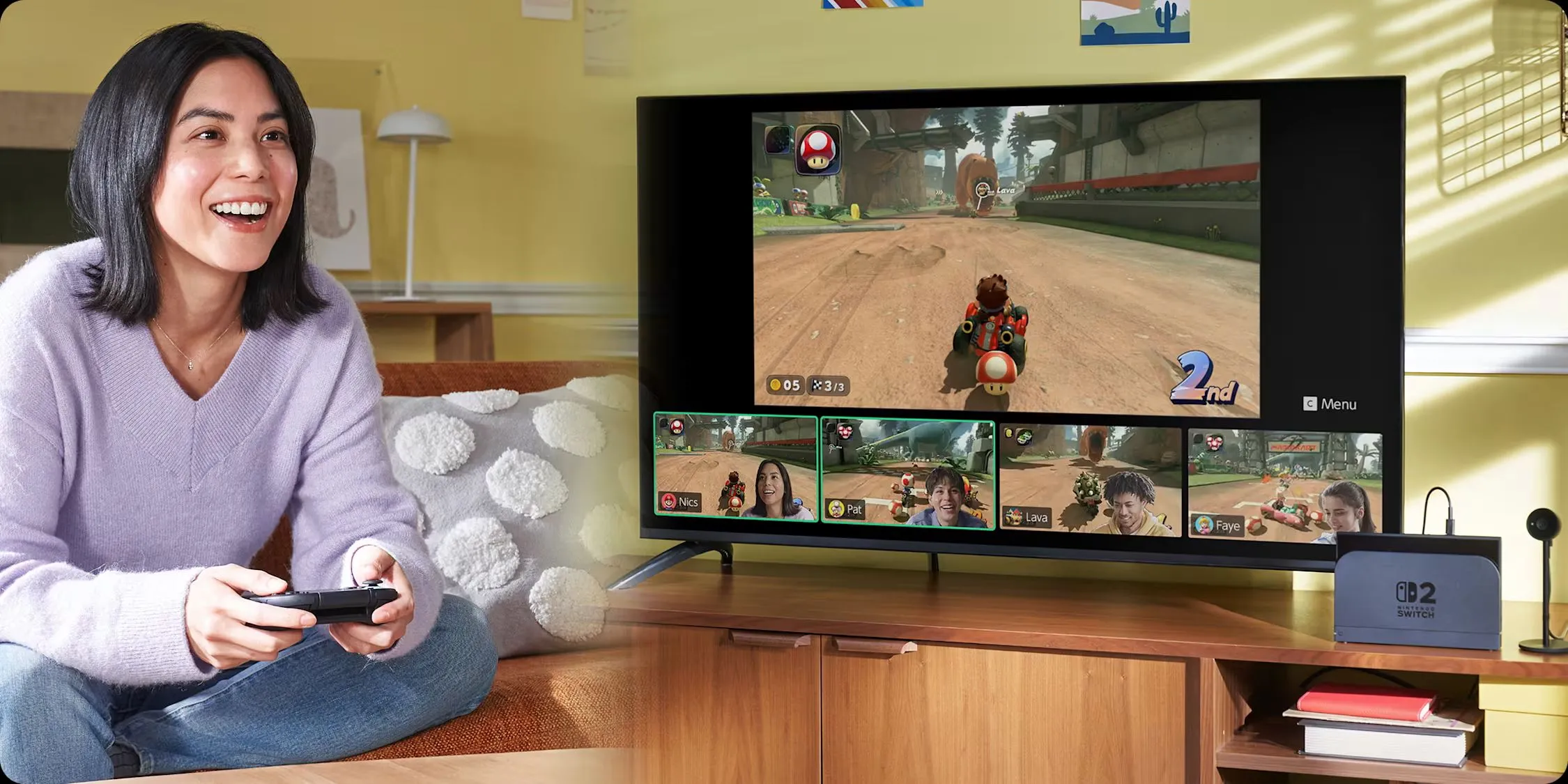 Một người phụ nữ đang sử dụng tính năng GameChat của Nintendo Switch 2 trong khi chơi Mario Kart World, thể hiện tính năng giao tiếp mới