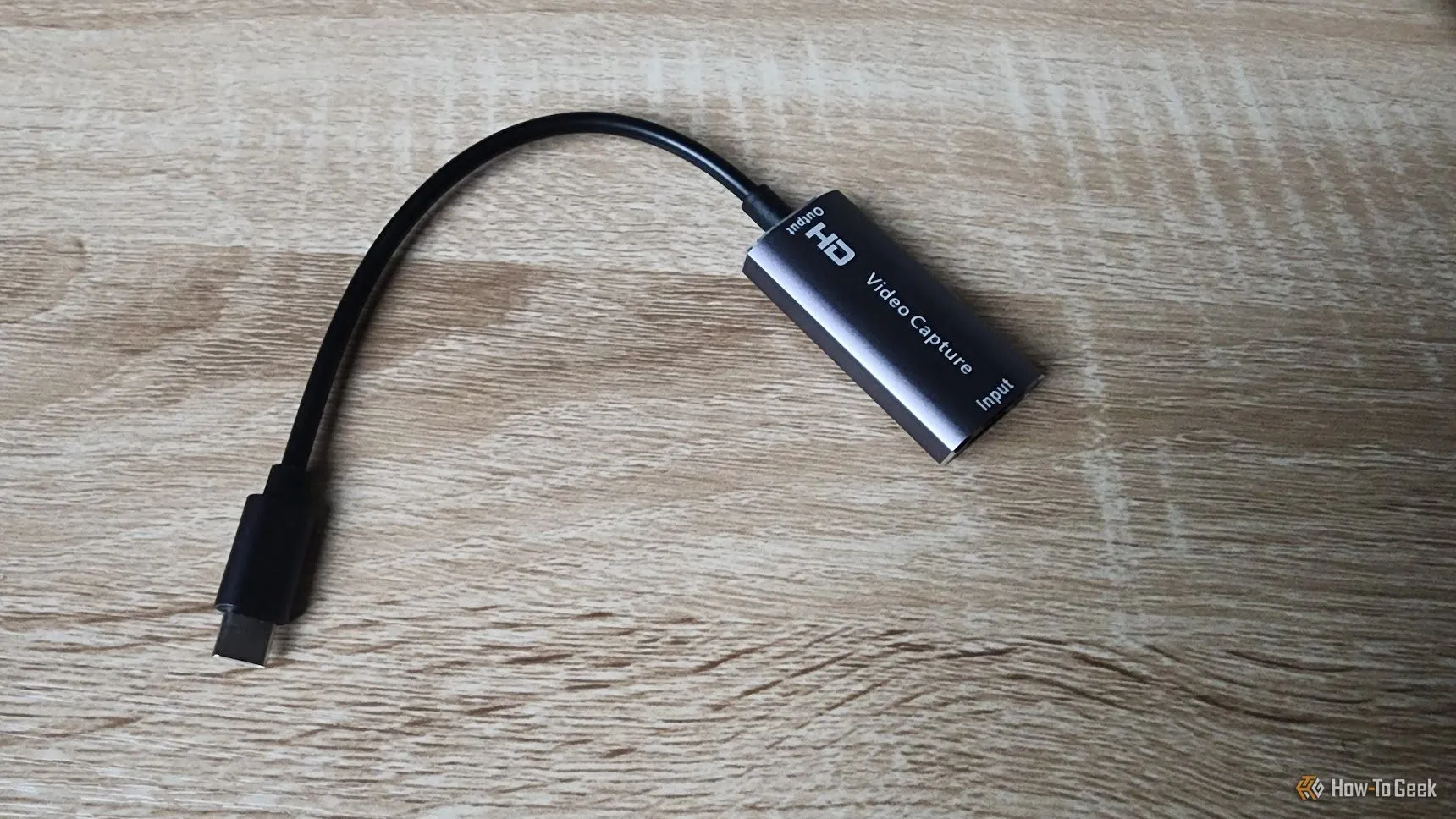 Một thiết bị thu video USB phổ thông, dùng để kết nối nguồn video ngoài với iPad.
