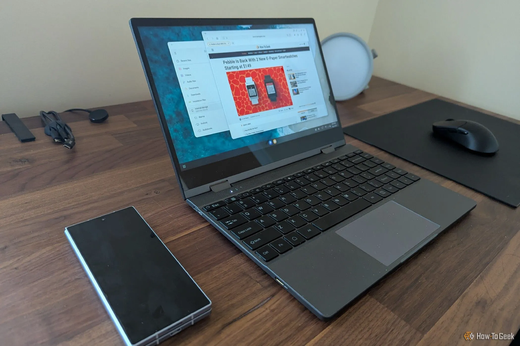 Một thiết bị UPerfect lapdock kết nối không dây với Samsung Galaxy Z Fold 6, minh họa khả năng biến điện thoại thành máy tính xách tay