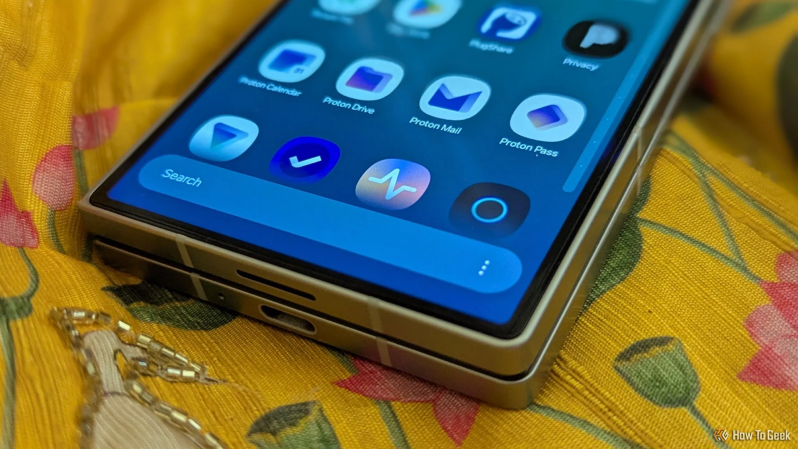 Ngăn kéo ứng dụng dọc trực quan trên Samsung Galaxy Z Fold 6, minh họa trải nghiệm vuốt mượt mà