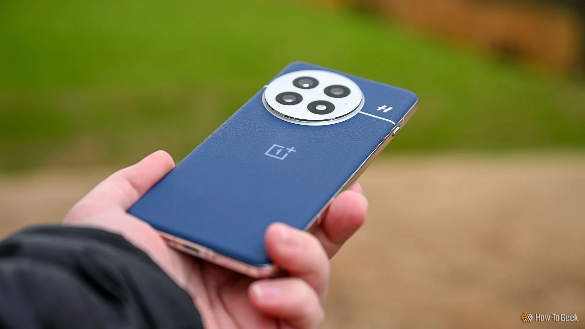 Người đang cầm chiếc OnePlus 13.