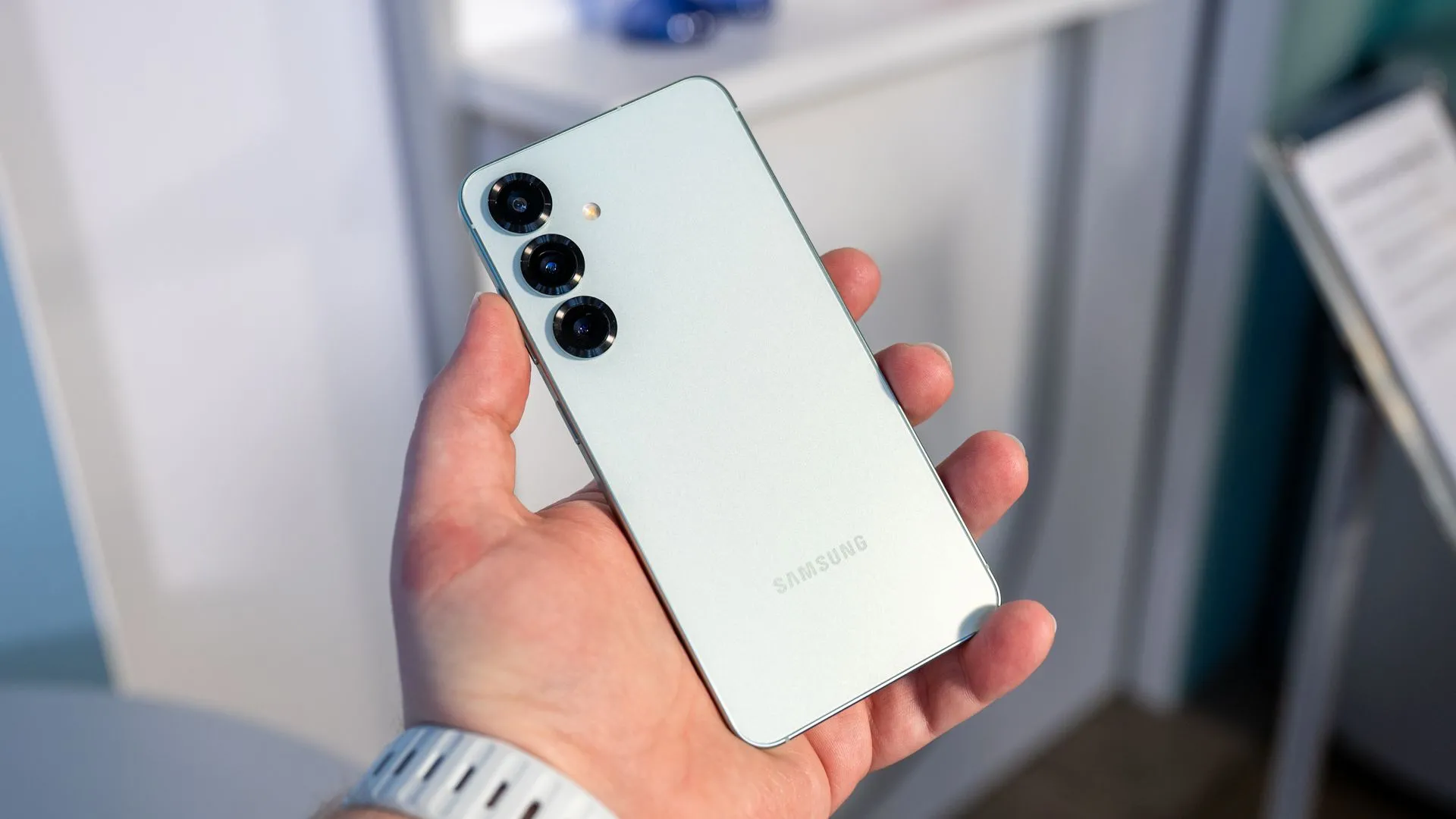 Người dùng cầm Galaxy S25, khám phá hệ thống ba camera sau với khả năng quay video thiếu sáng tốt