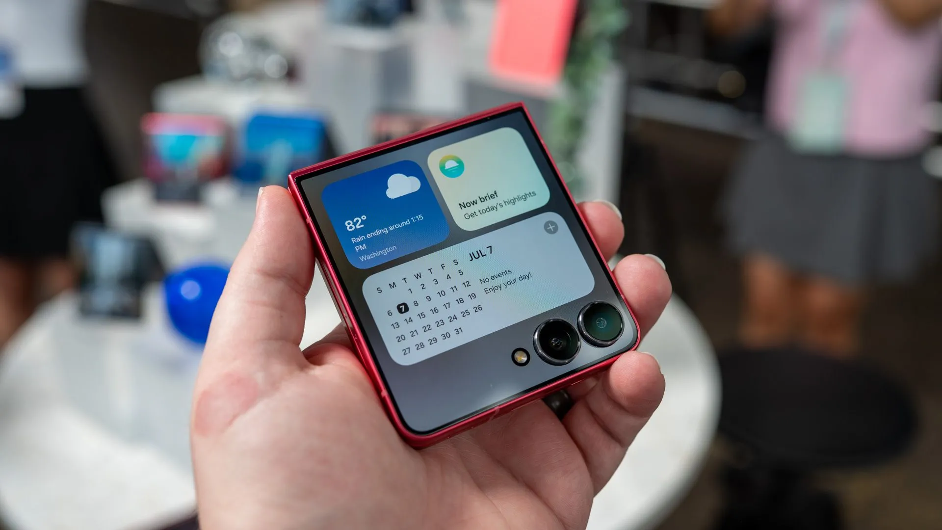 Người dùng cầm Galaxy Z Flip 7 FE hiển thị widget trên màn hình phụ tiện lợi