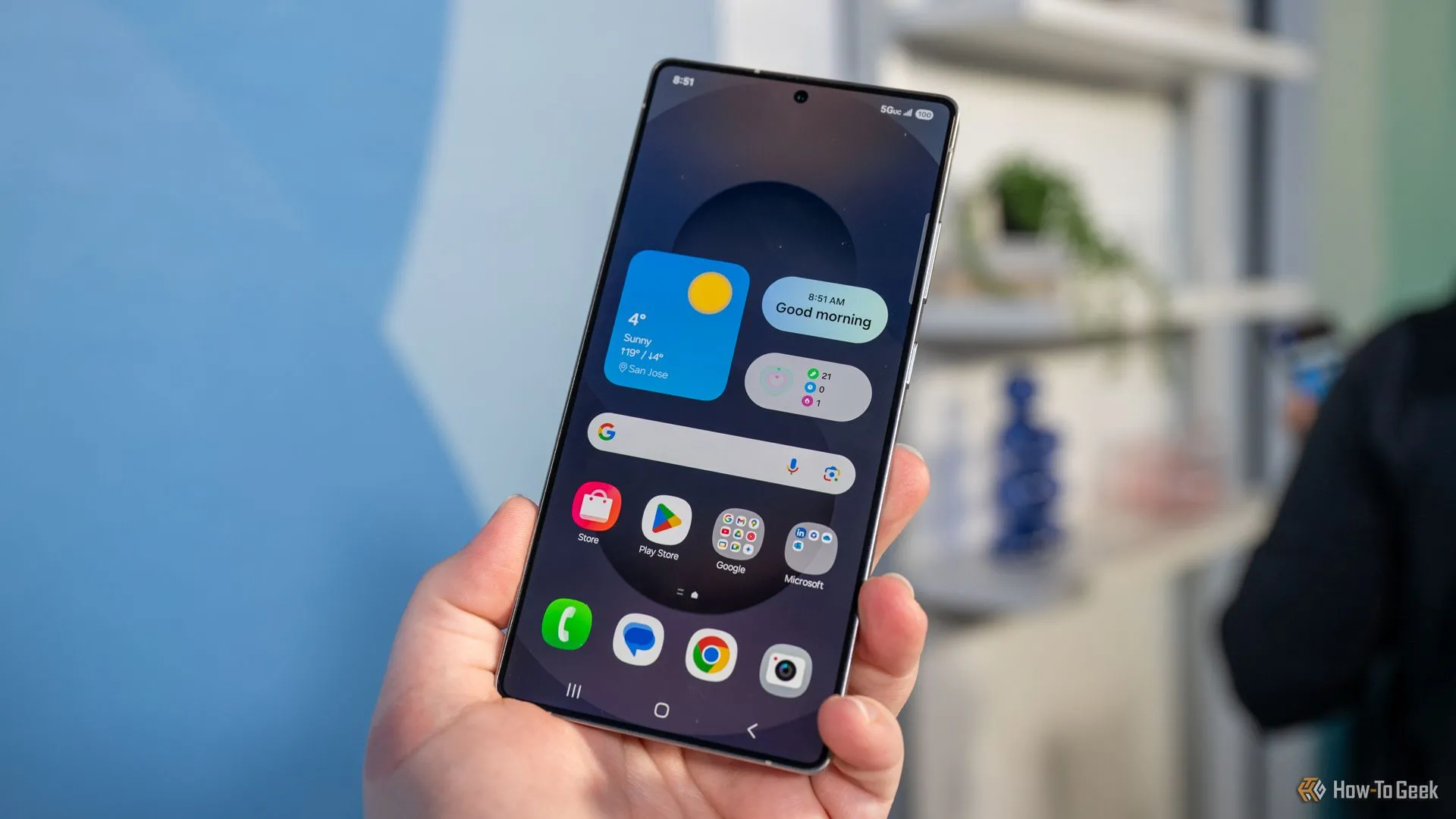 Người dùng cầm Samsung Galaxy S25 Ultra, thể hiện kích thước màn hình lớn và thiết kế đồng nhất