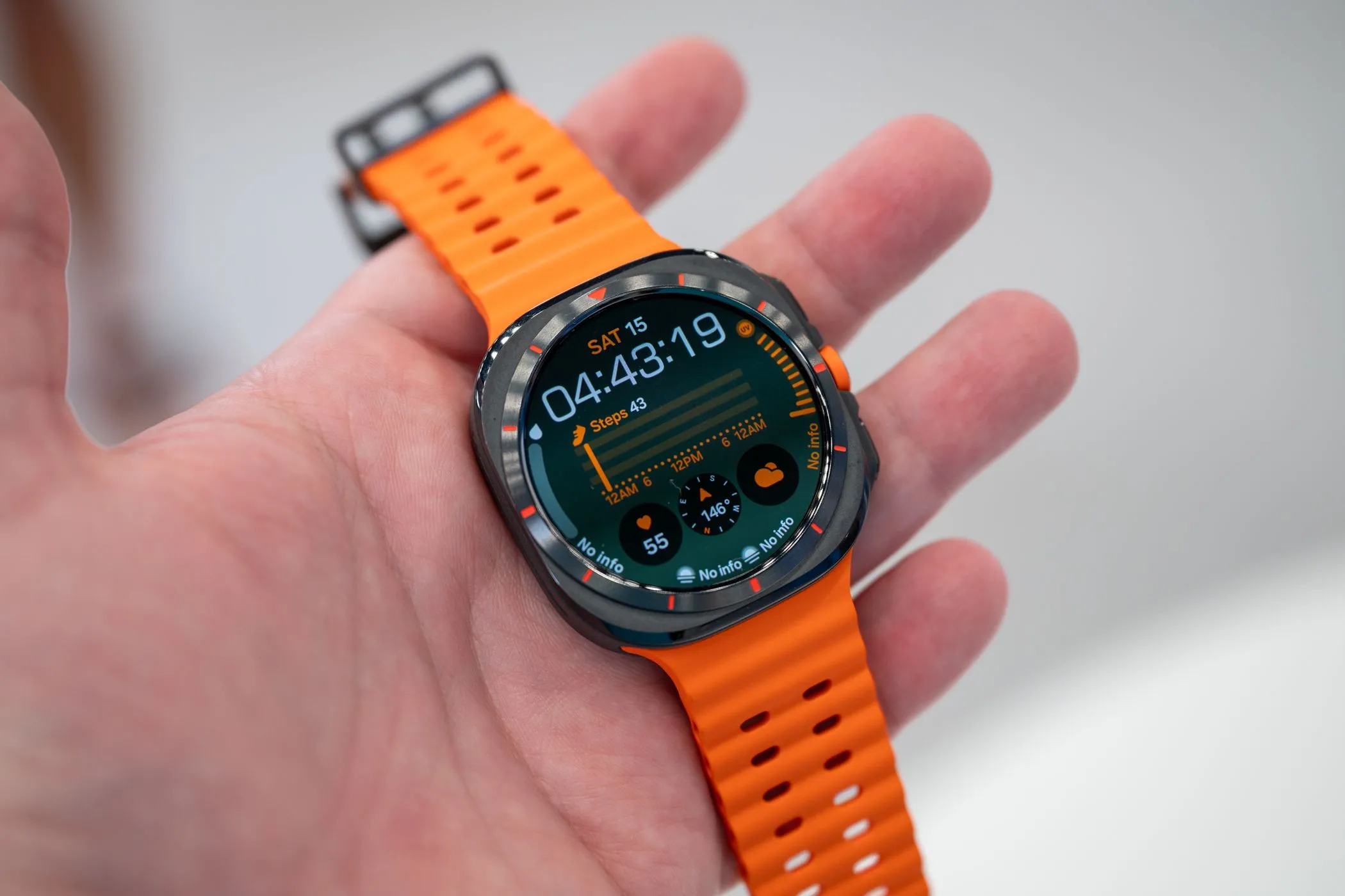 Người dùng đang cầm chiếc Galaxy Watch Ultra (2025) màu xanh titan, nổi bật thiết kế bền bỉ.