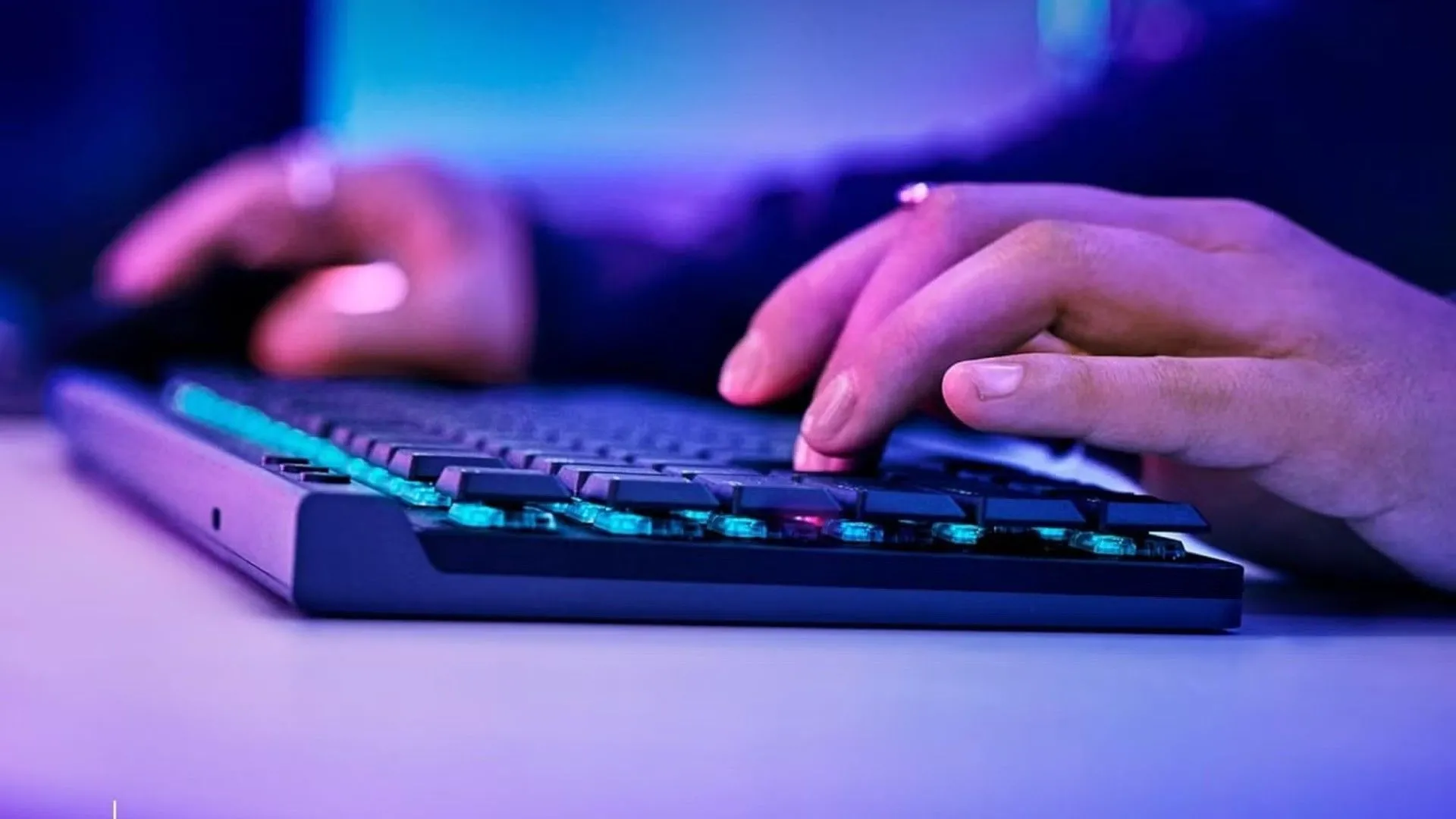 Người dùng đang gõ trên bàn phím Logitech G515 Lightspeed TKL