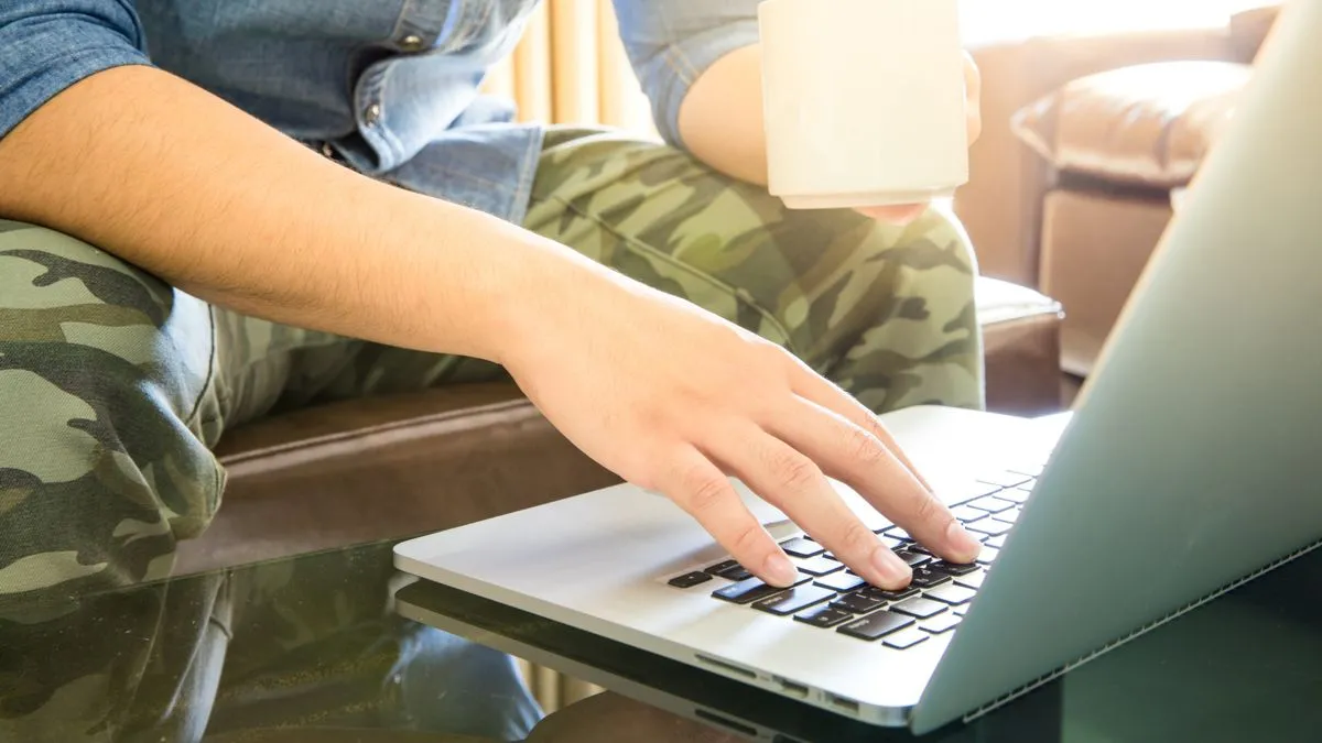Người dùng đang thao tác với MacBook, hình ảnh minh họa cho vấn đề lỗi ứng dụng không mở được