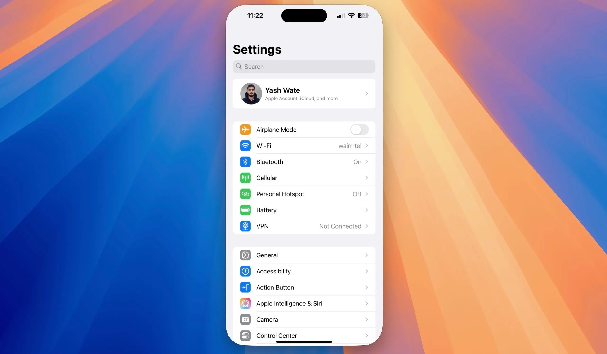 Người dùng đang tương tác với giao diện iPhone hiển thị trên màn hình Mac thông qua tính năng iPhone Mirroring.