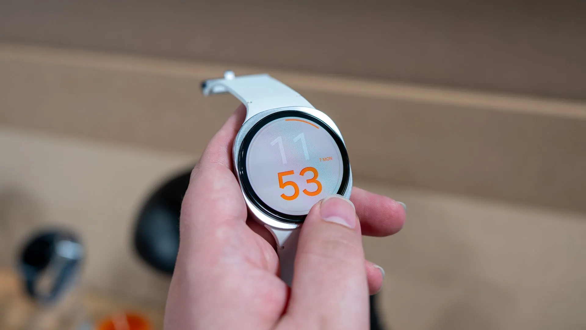 Người dùng thao tác trên viền cảm ứng của đồng hồ Samsung Galaxy Watch 8.