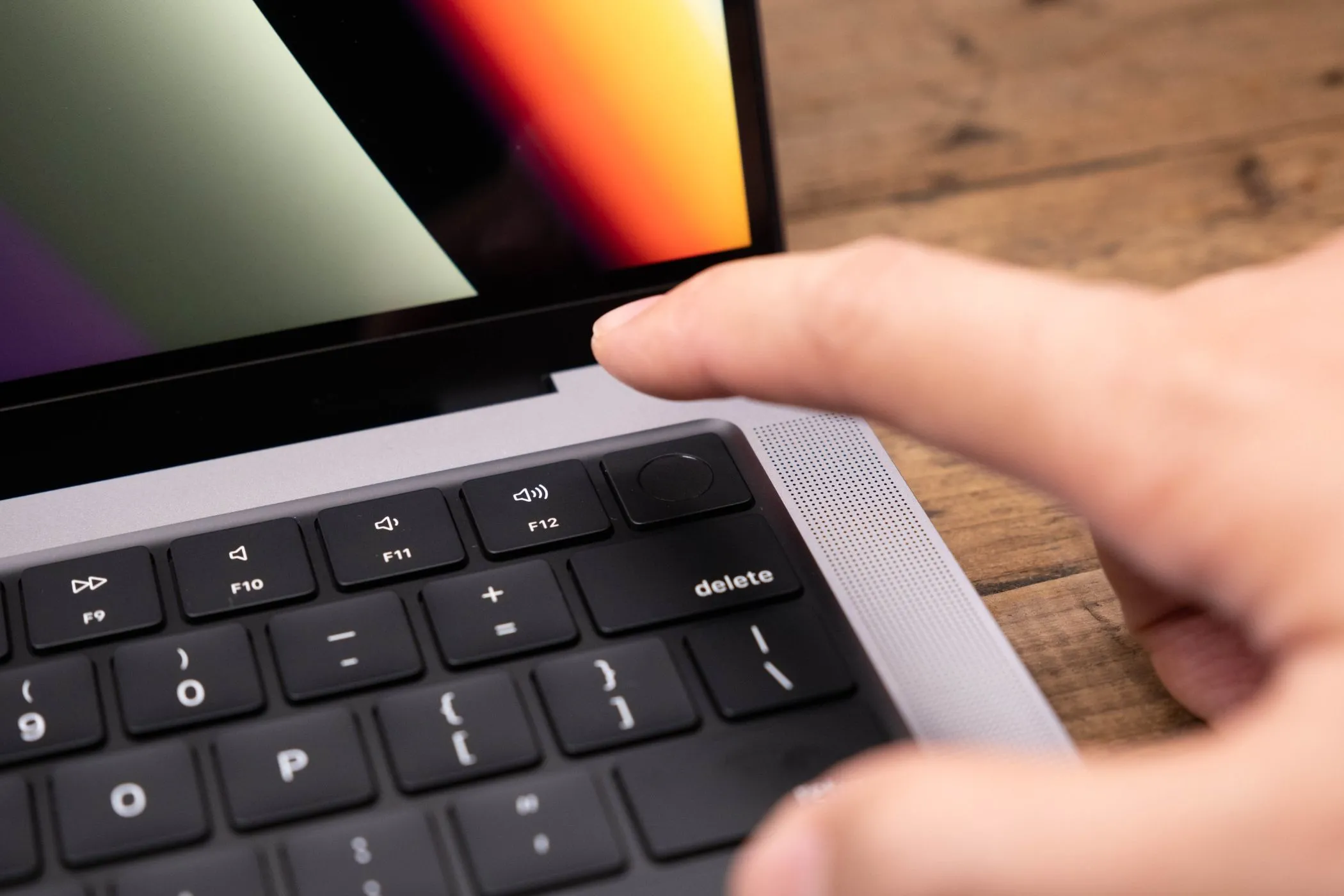 Người dùng xác thực bằng Touch ID trên MacBook, minh họa tính năng khóa phần mềm