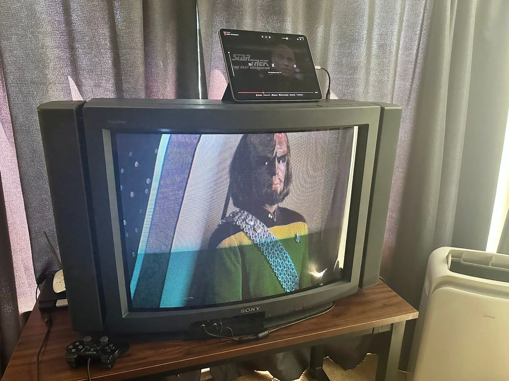 Người dùng xem phim Star Trek trên TV CRT thông qua iPad, minh họa khả năng kết nối màn hình cũ.