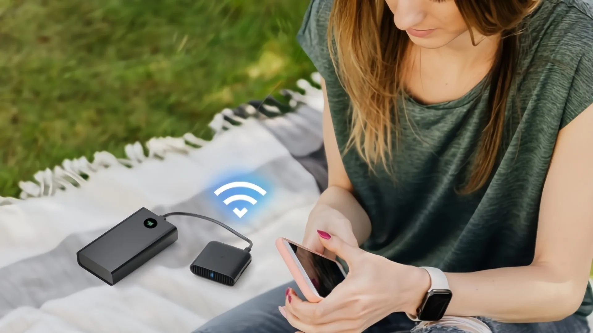 Người phụ nữ đang sử dụng router du lịch TP-Link TL-WR3002X nhỏ gọn