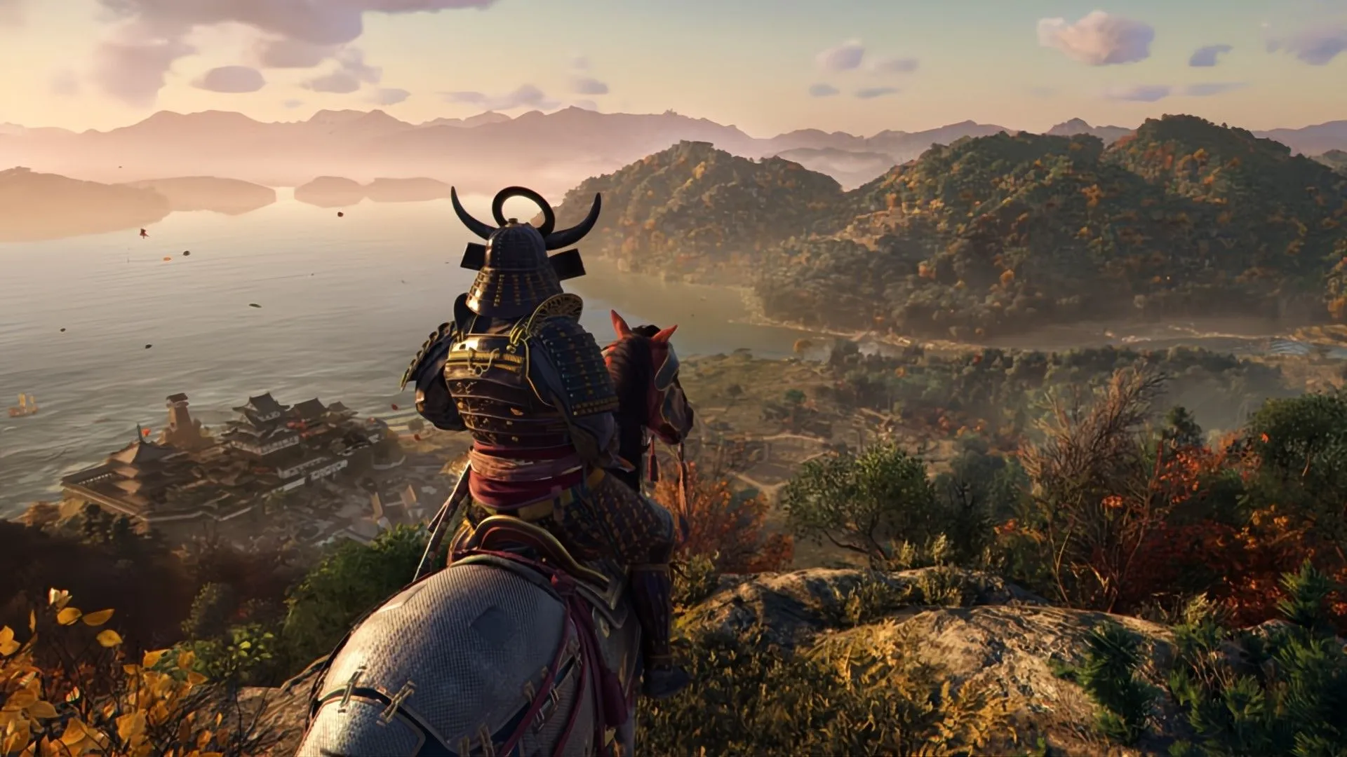 Nhân vật samurai trong Assassin's Creed Shadows nhìn xuống một thành phố từ vách đá