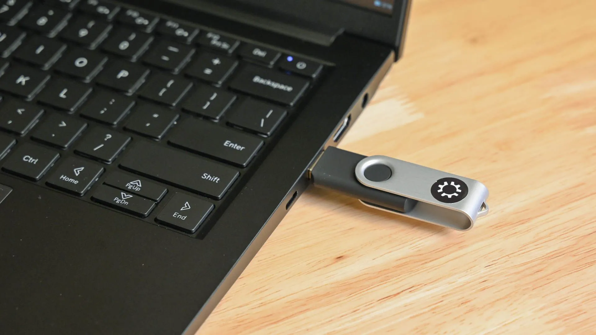 Ổ đĩa flash đi kèm với Kubuntu Focus Ir14.