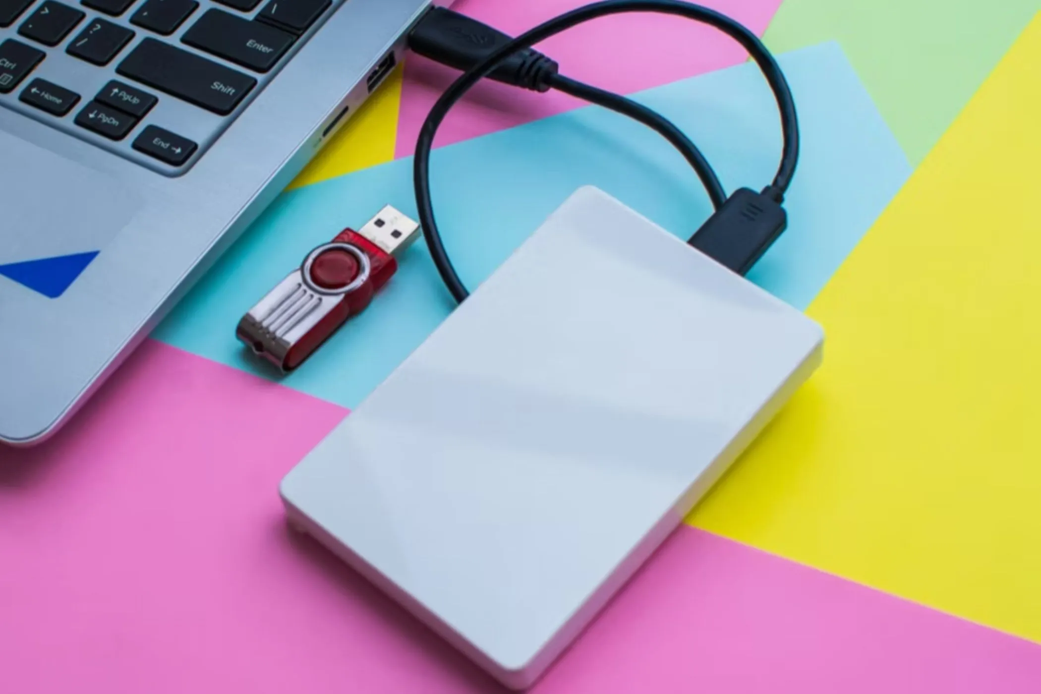 Ổ đĩa flash và ổ đĩa ngoài được kết nối với laptop
