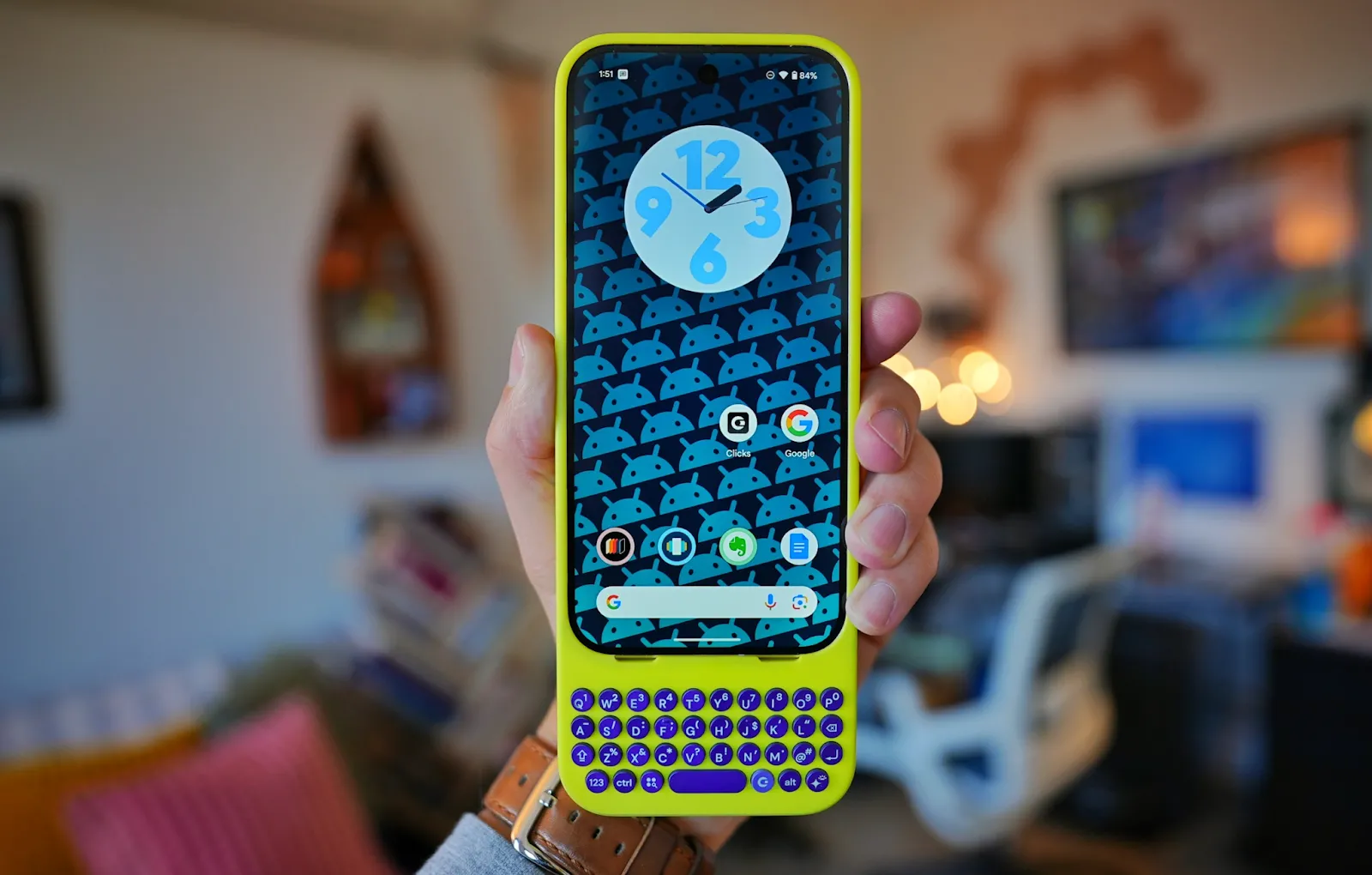 Ốp lưng bàn phím vật lý Clicks dành cho điện thoại Google Pixel, minh họa giải pháp bàn phím cho Android